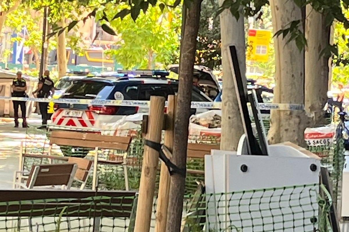 Vehicles dels Mossos al carrer Consell de Cent, on s'ha produït un tiroteig amb un mort / Tot Barcelona