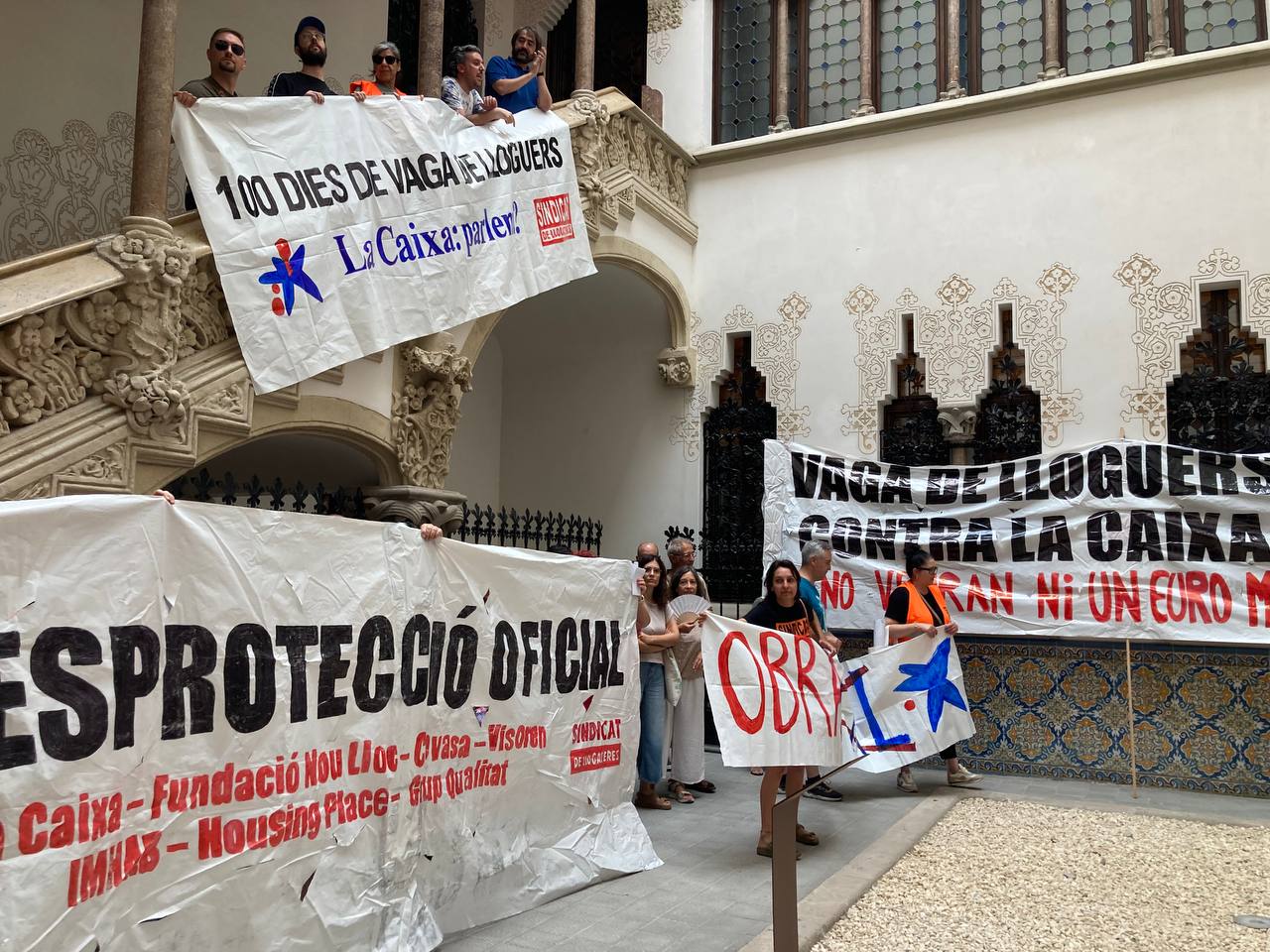Activistes del Sindicat de Llogateres mostren pancartes reivindicatives al Palau Macaya de Barcelona / Sindicat de Llogateres
