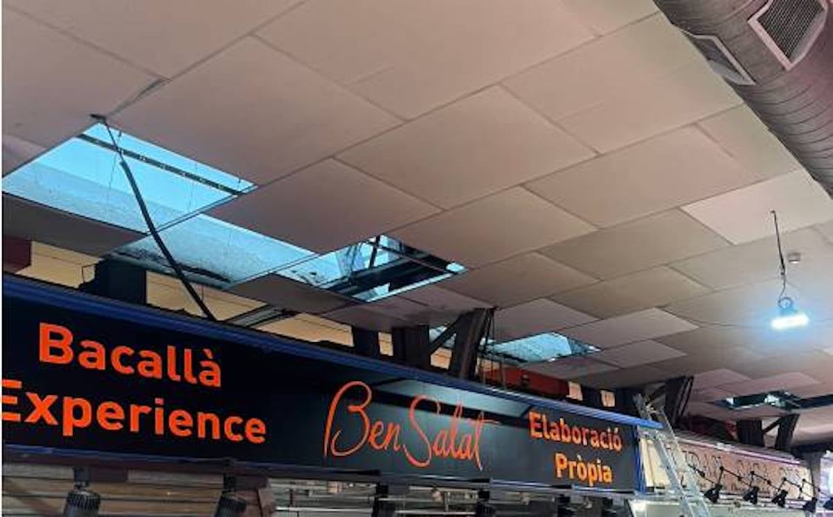 Imatge de les plaques del Mercat d'Hostafrancs que han caigut sobre les parades / Tot Barcelona
