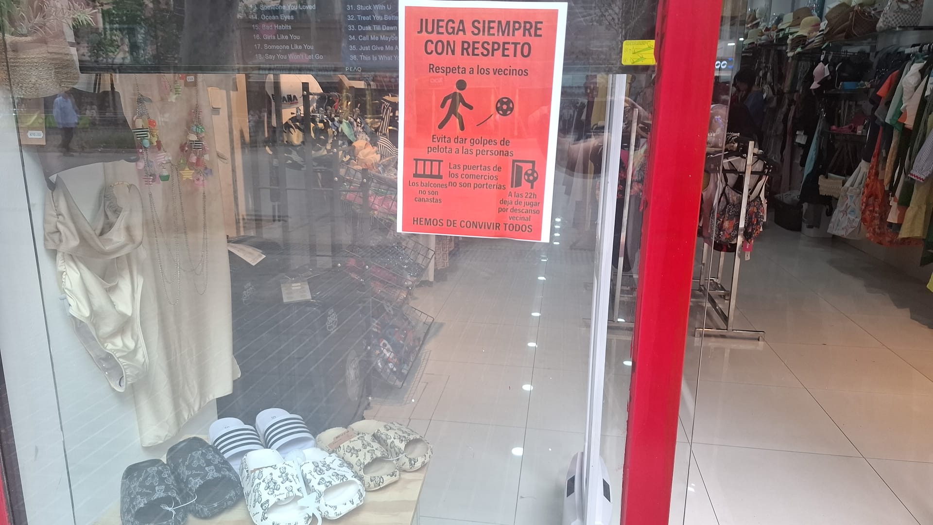 Un rètol en un comerç en contra els partits de futbol de matinada a la ronda de Sant Antoni / Cedida al TOT Barcelona
