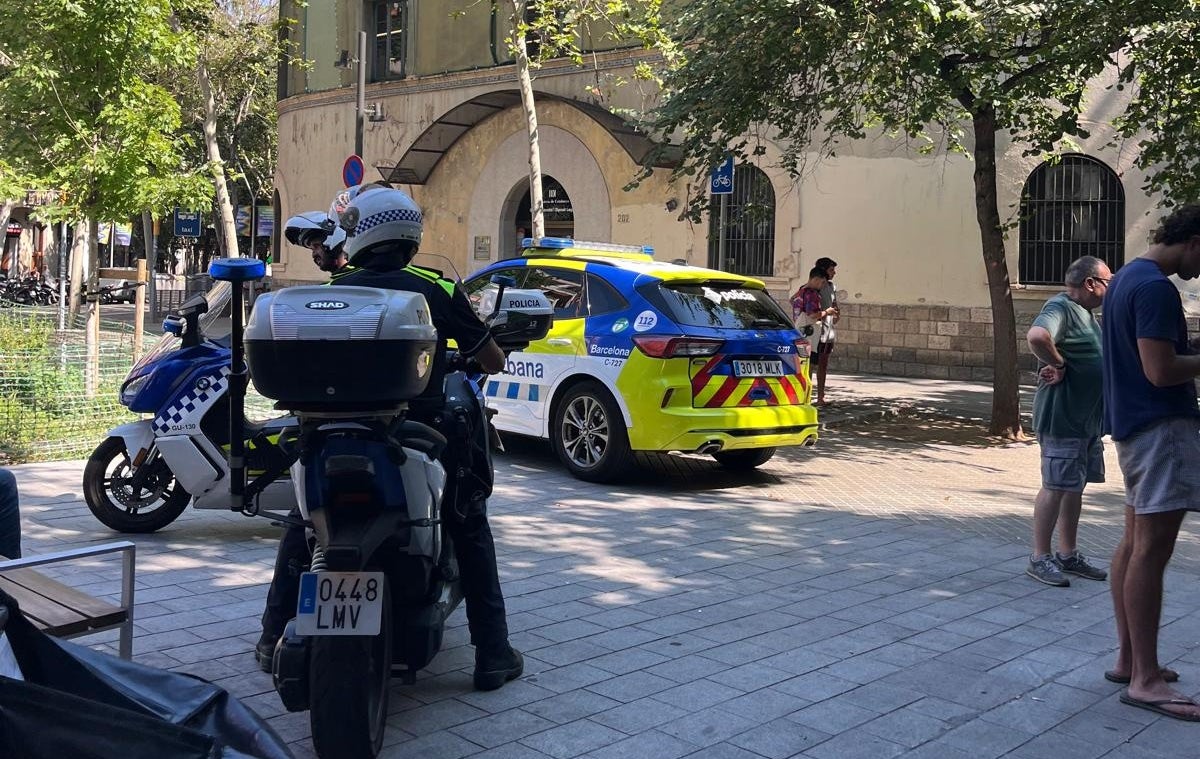 Vehicles de la Guàrdia Urbana al carrer Consell de Cent, on s'ha produït un tiroteig amb un mort / Tot Barcelona