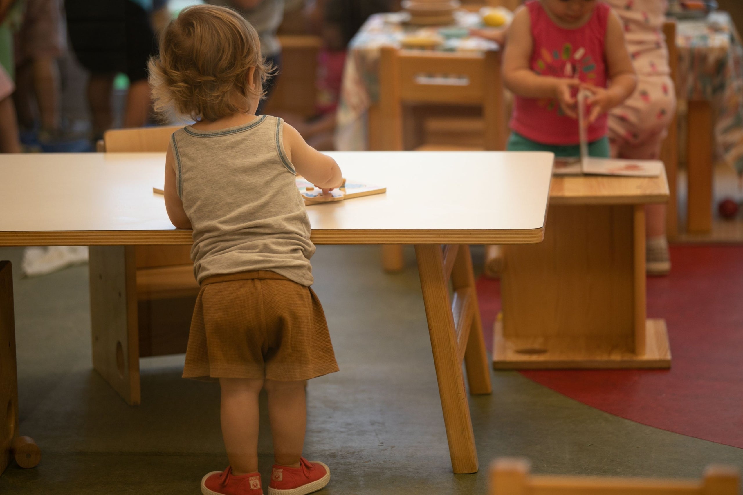 Un infant juga en una aula de l'Escola Bressol Municipal | Joel Codina / Ajuntament 