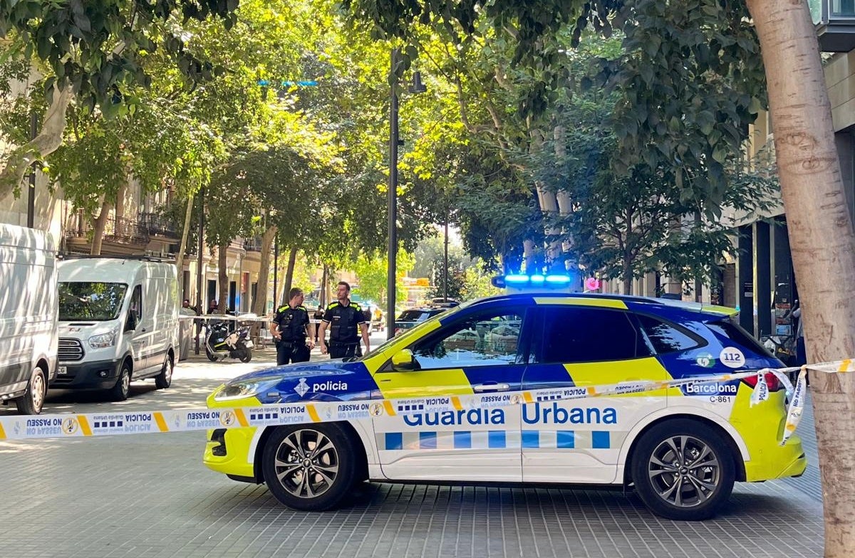 Un vehicle de la Guàrdia Urbana al carrer Consell de Cent, on s'ha produït un tiroteig amb un mort / Tot Barcelona