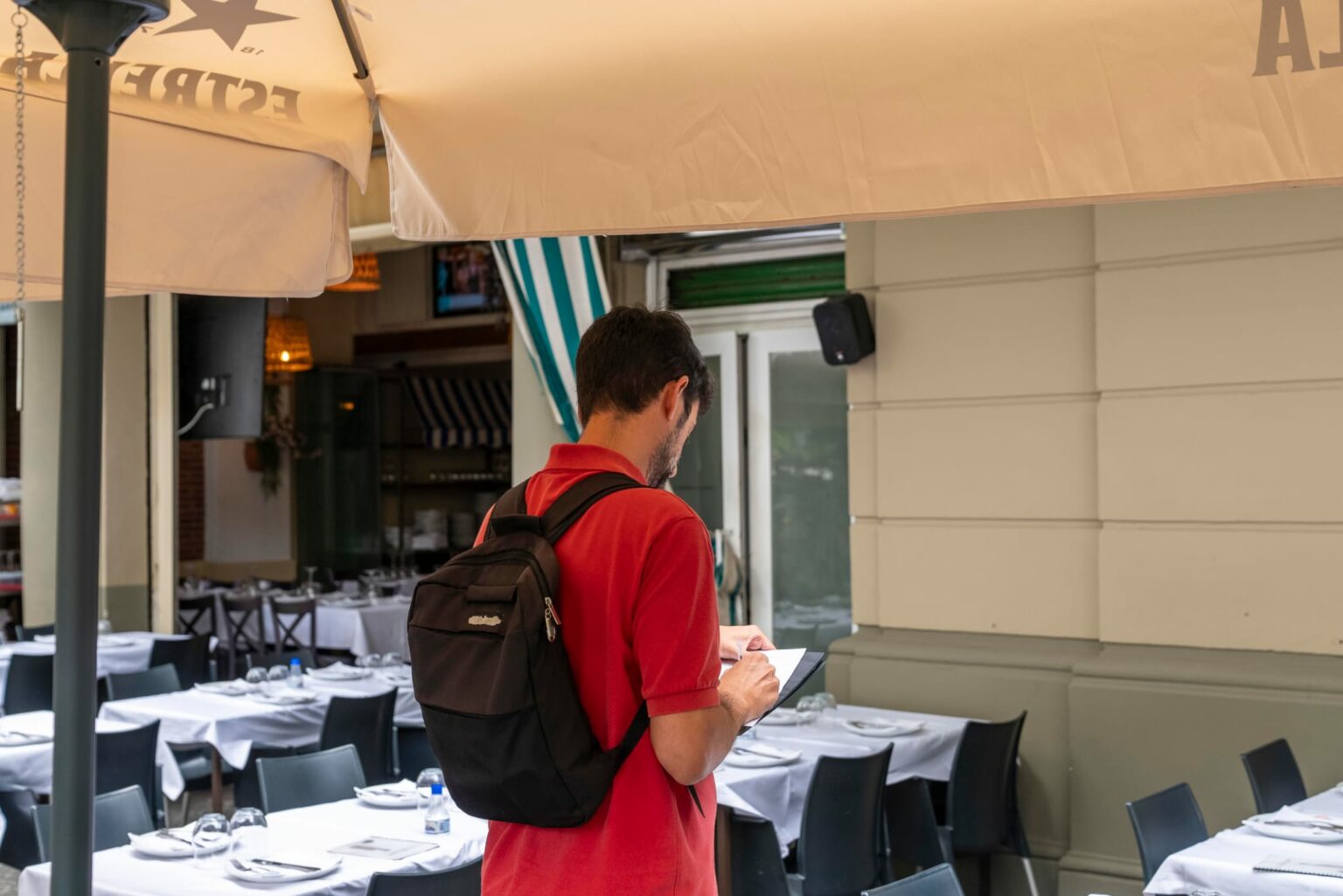 Un tècnic en una inspecció de terrasses en un bar de Ciutat Cella | Ajuntament