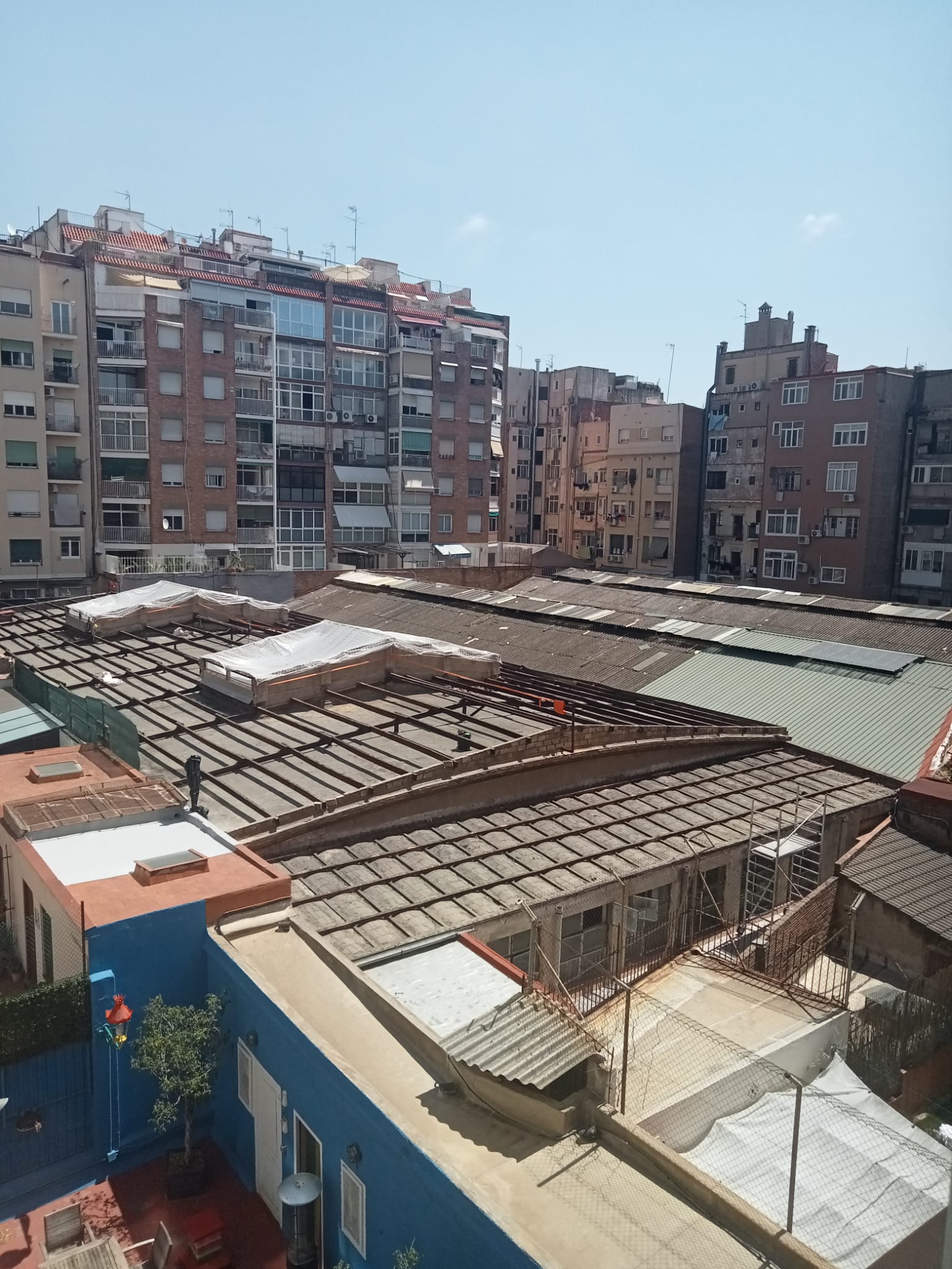 Proceso de retirada del primer tercio del techo de amianto de la antigua fábrica de ascensores Cardellach en Sant Antoni / Cedida
