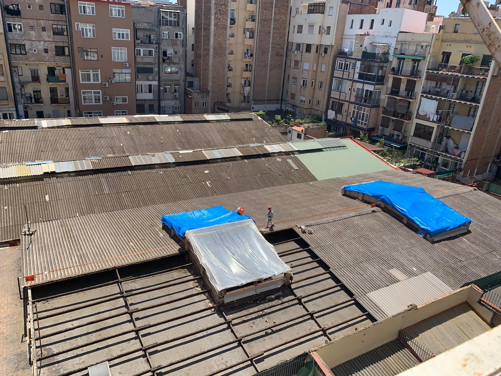 Procés de retirada del primer terç de la teulada d'amiant de l'antiga fàbrica d'ascensors Cardellach a Sant Antoni / Cedida