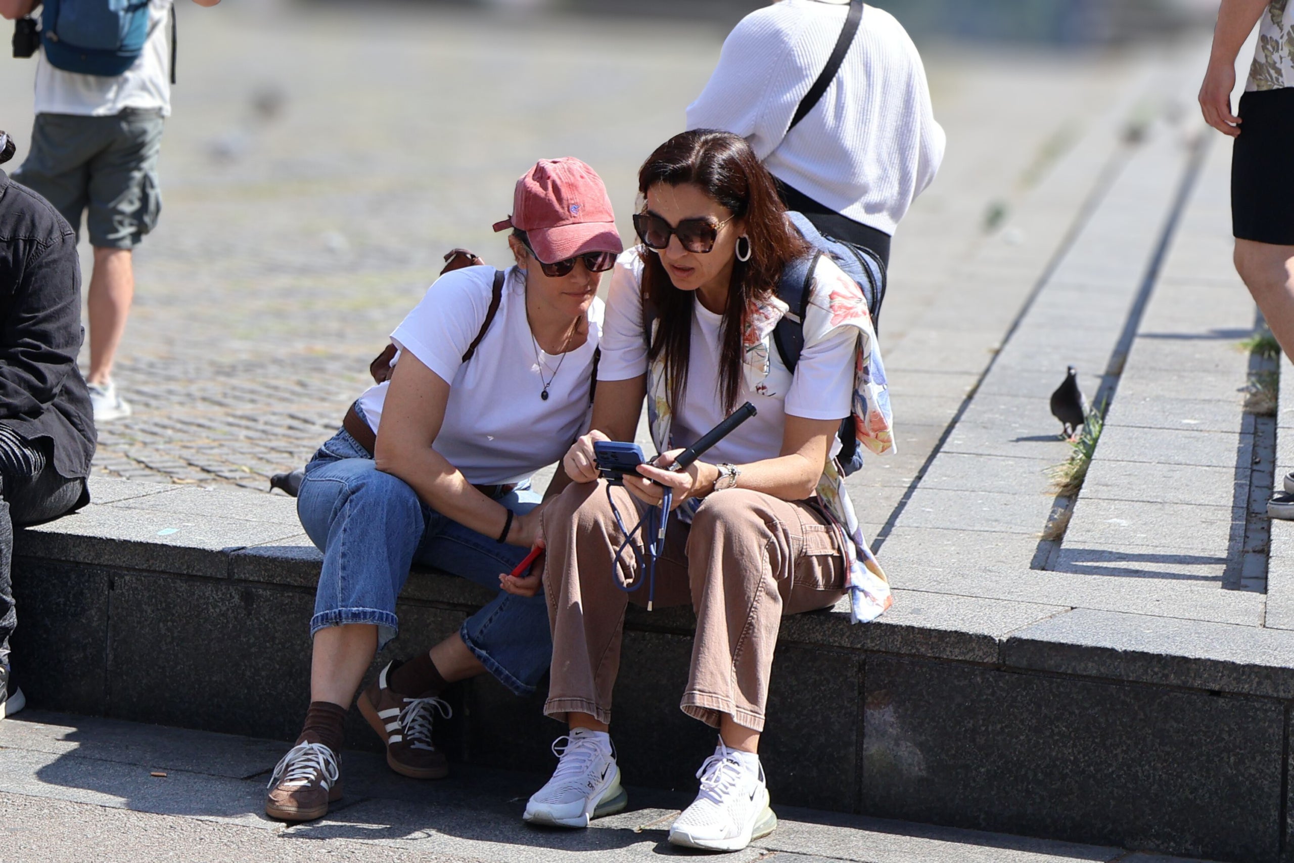 Calor. Dos chicas consultan las altas temperaturas en pleno verano. / Marta Cardenal