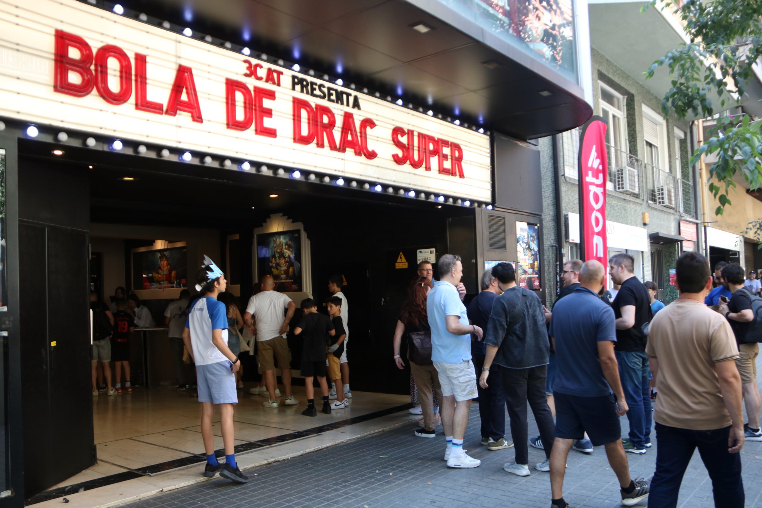 Cola en la sala Phenomena para asistir a la preestreno de 'Bola de Drac Súper' | Guillem Roset (ACN)