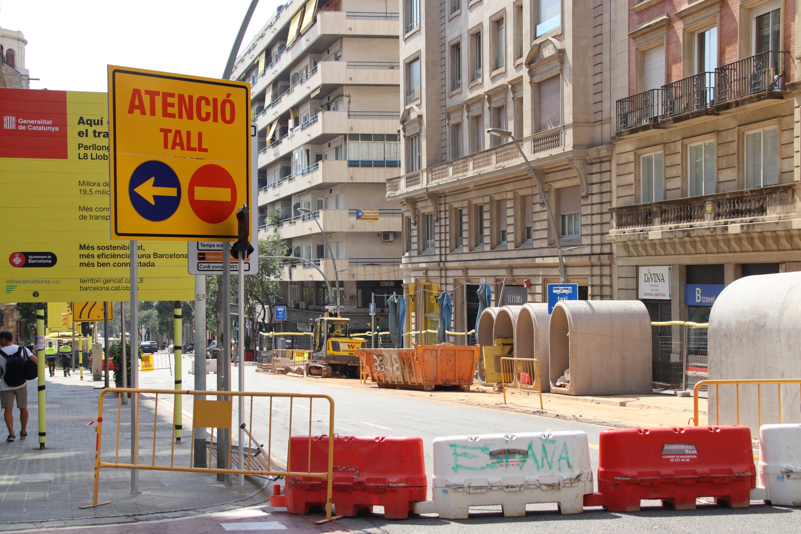 Cartel anunciando el corte de la calle Muntaner / ACN