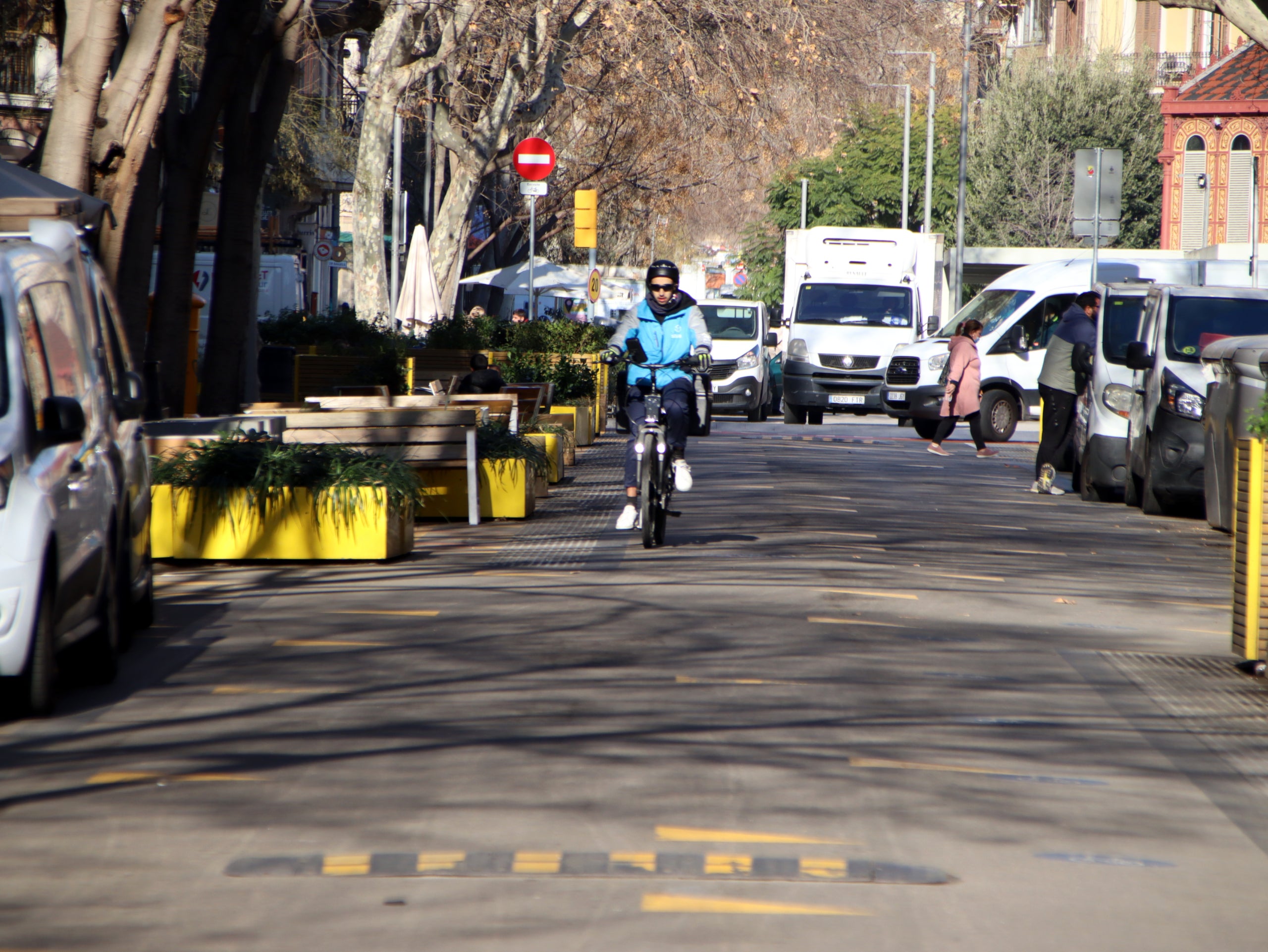 Un ciclista pasa por la calle Borrell, en la superilla de Sant Antoni / ACN