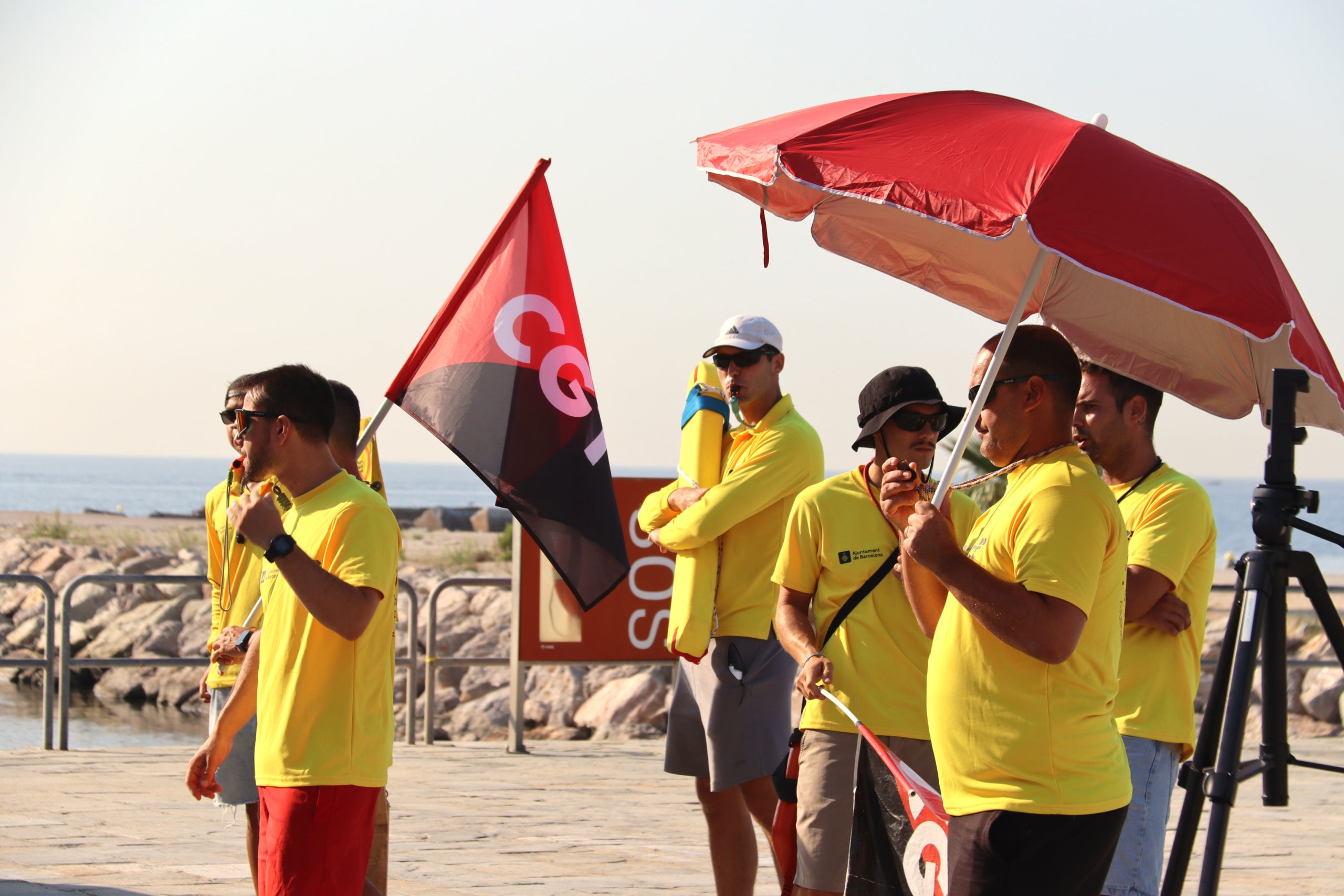 Socorristes protesten a la platja de Bogatell de Barcelona / ACN