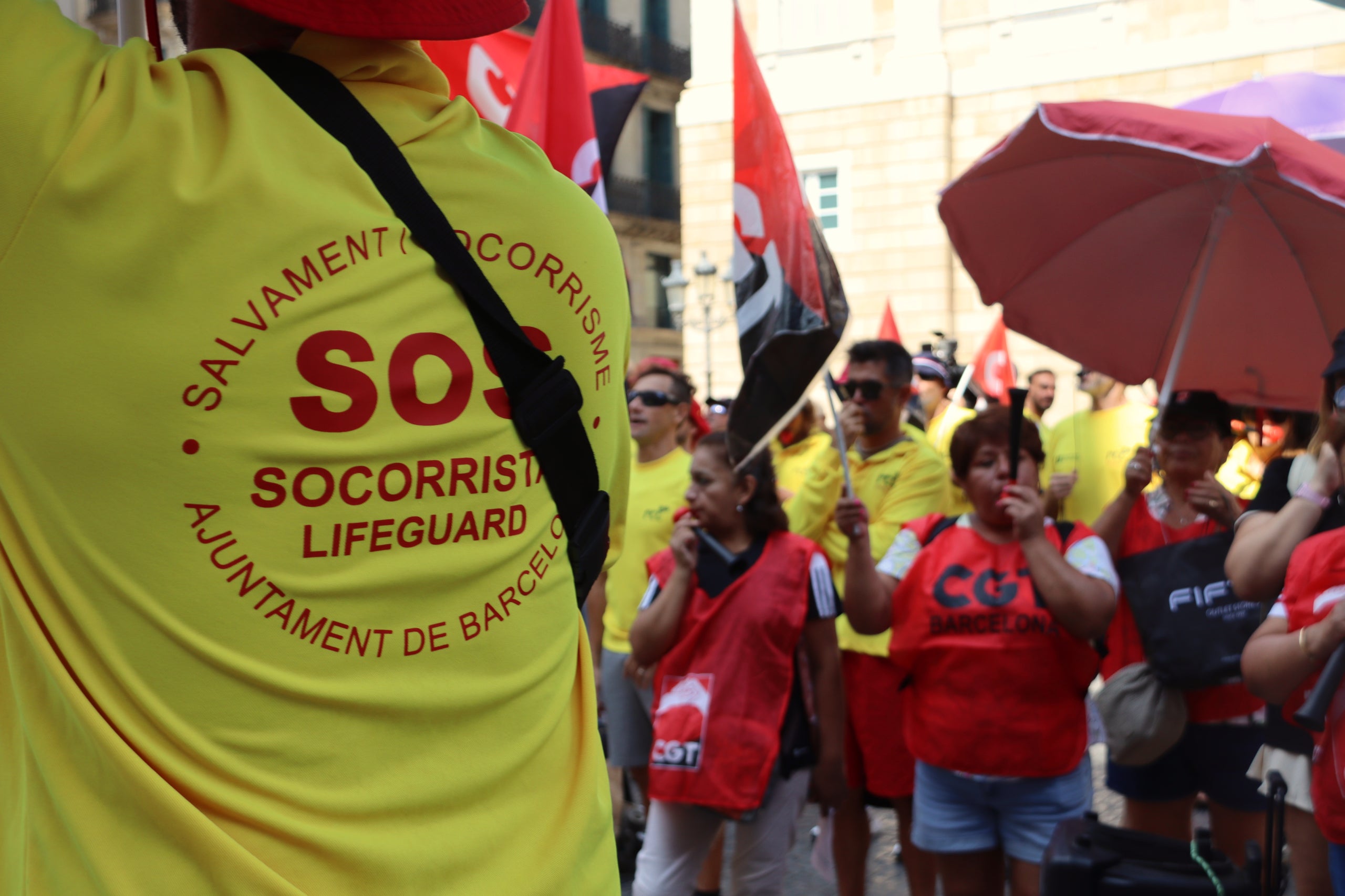 Los socorristas protestan en la Plaza de Sant Jaume cuando llevan 22 días de huelga. | Maria Rodríguez (ACN)