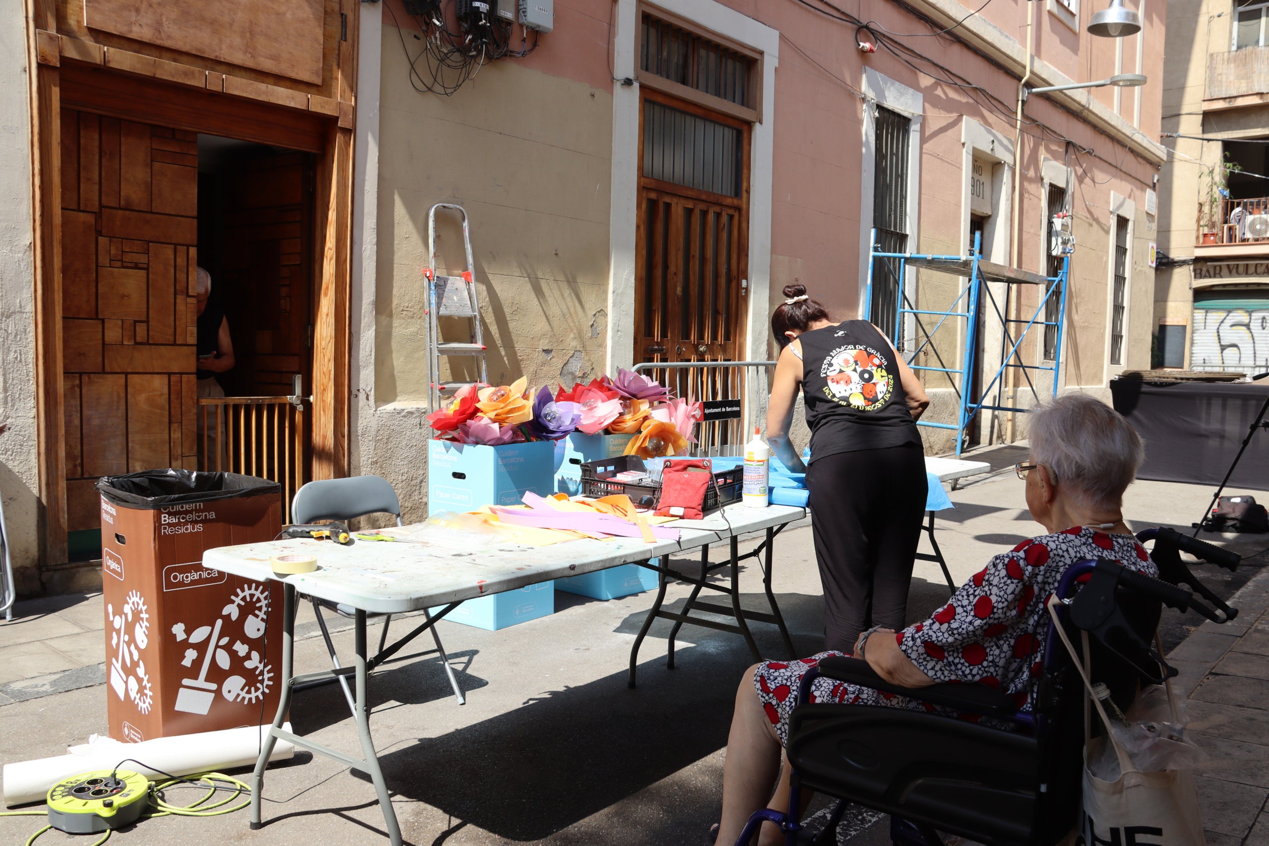 Vecinos de Gràcia ultiman los últimos detalles de los decorados antes de la fiesta mayor del barrio / Maria Pratdesaba (ACN)