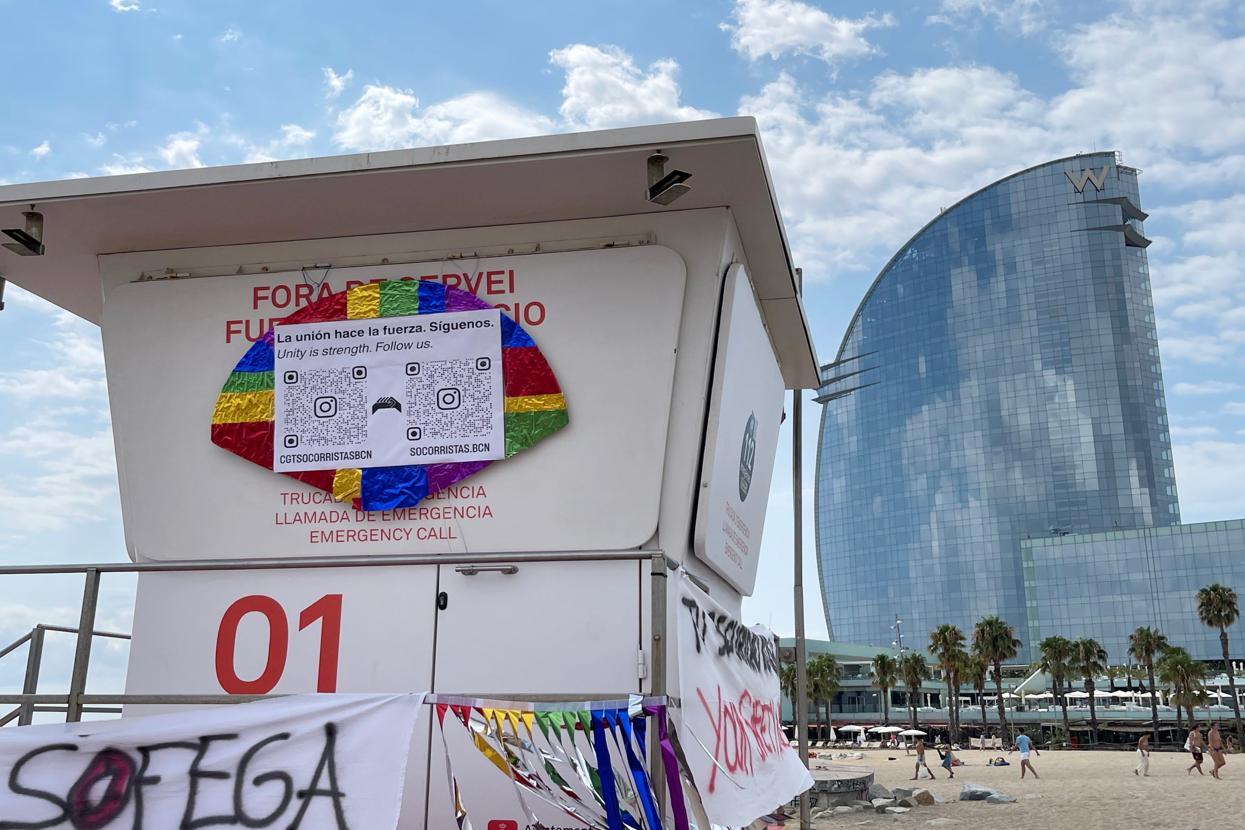 Una de les torres de vigilància de la platja de Sant Sebastià, tancada per la vaga de socorristes | Cillian Shields (ACN)