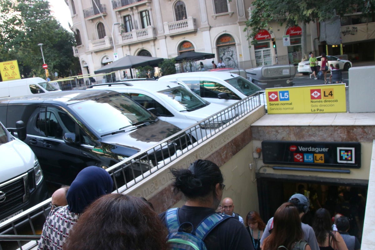 Persones accedint a l'estació de Verdaguer de l'L4 i l'L5 | Albert Hernàndez (ACN)