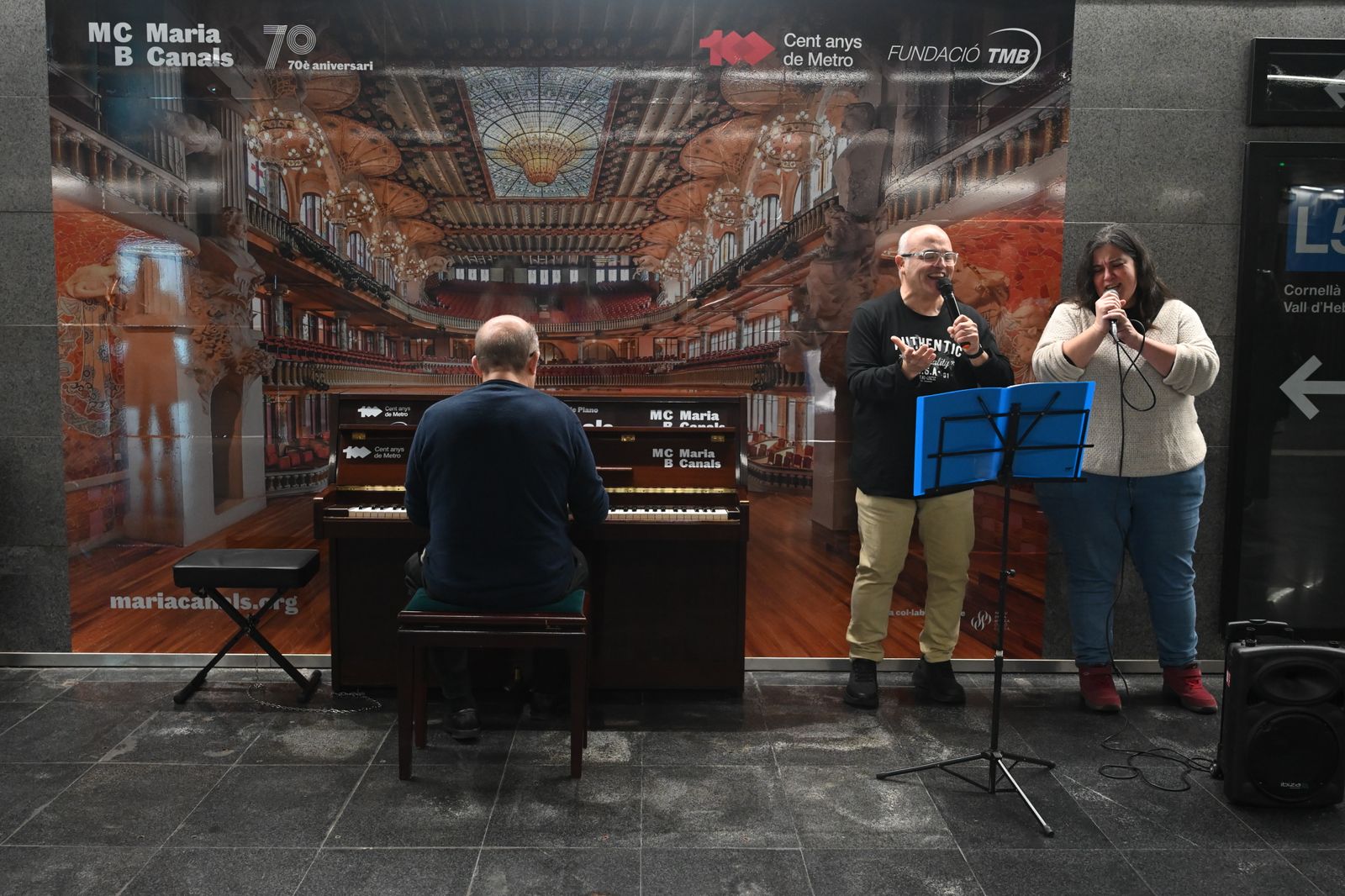 Músicos cantan al piano de Diagonal | Oliver Adell / Concurs Maria Canals