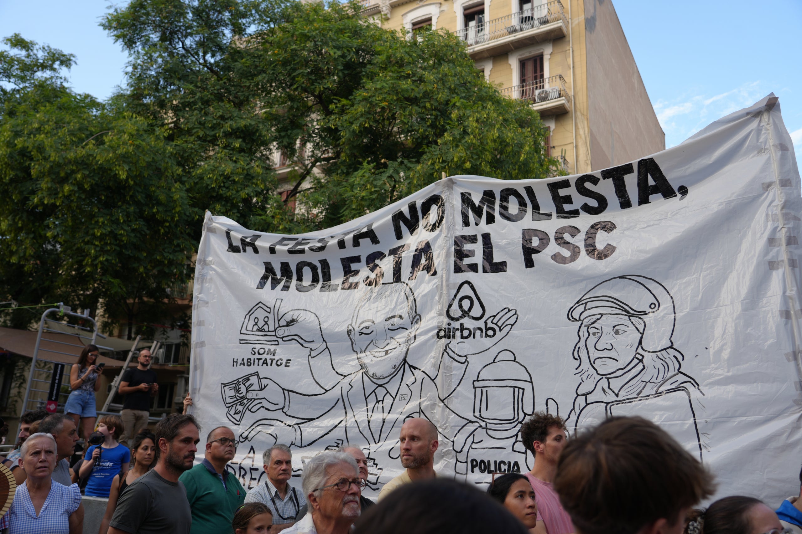 Cartell contra el PSC al pregó de la festa major de Gràcia / ACN