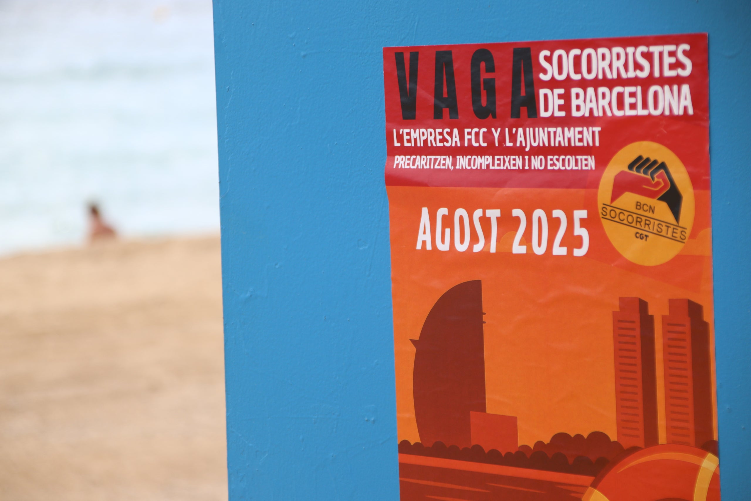 Un cartel de la huelga de socorristas colgado en la playa de Sant Sebastià / ACN