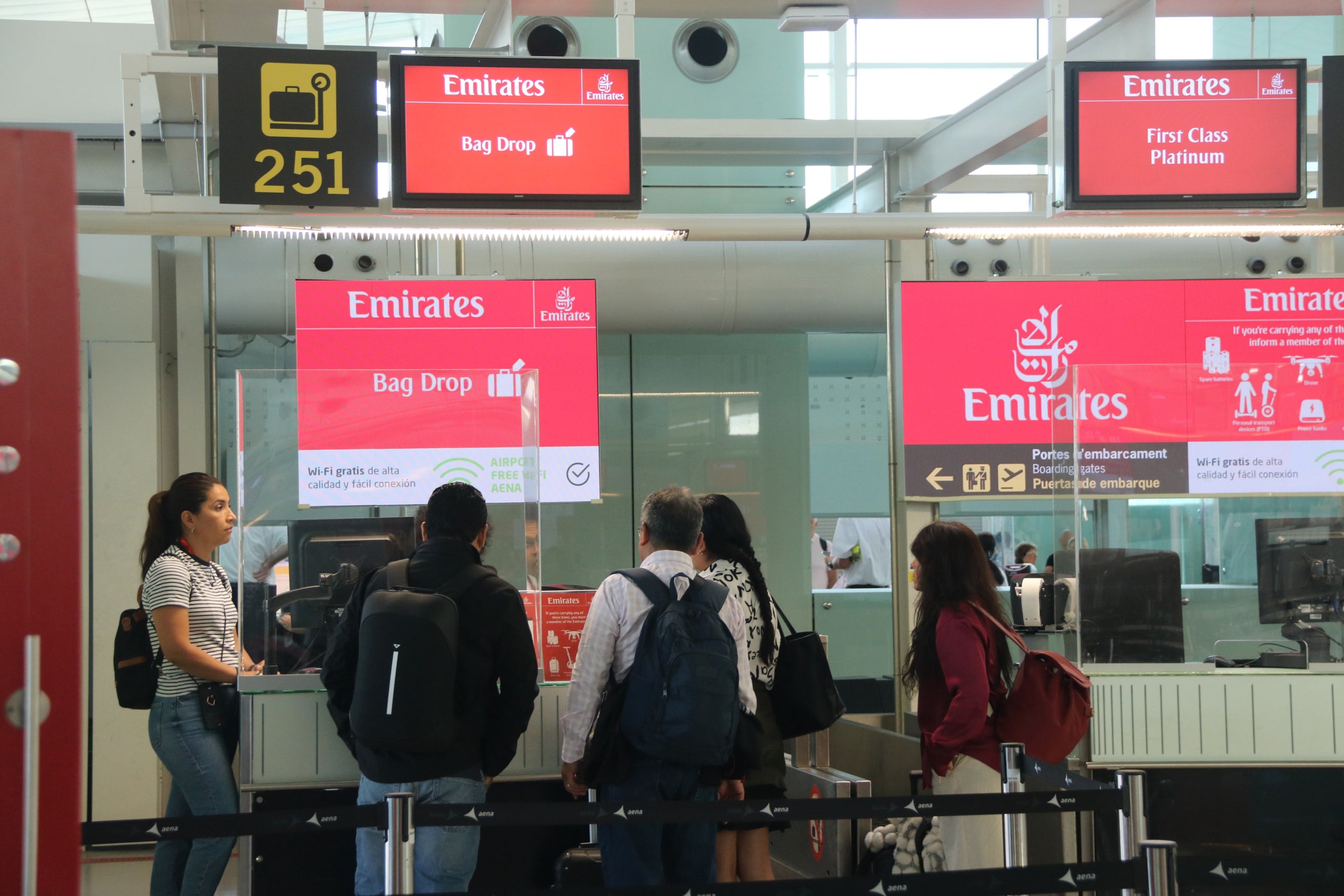 Passatgers fent cua a la zona de facturació de l'aerolínia Emirates / ACN