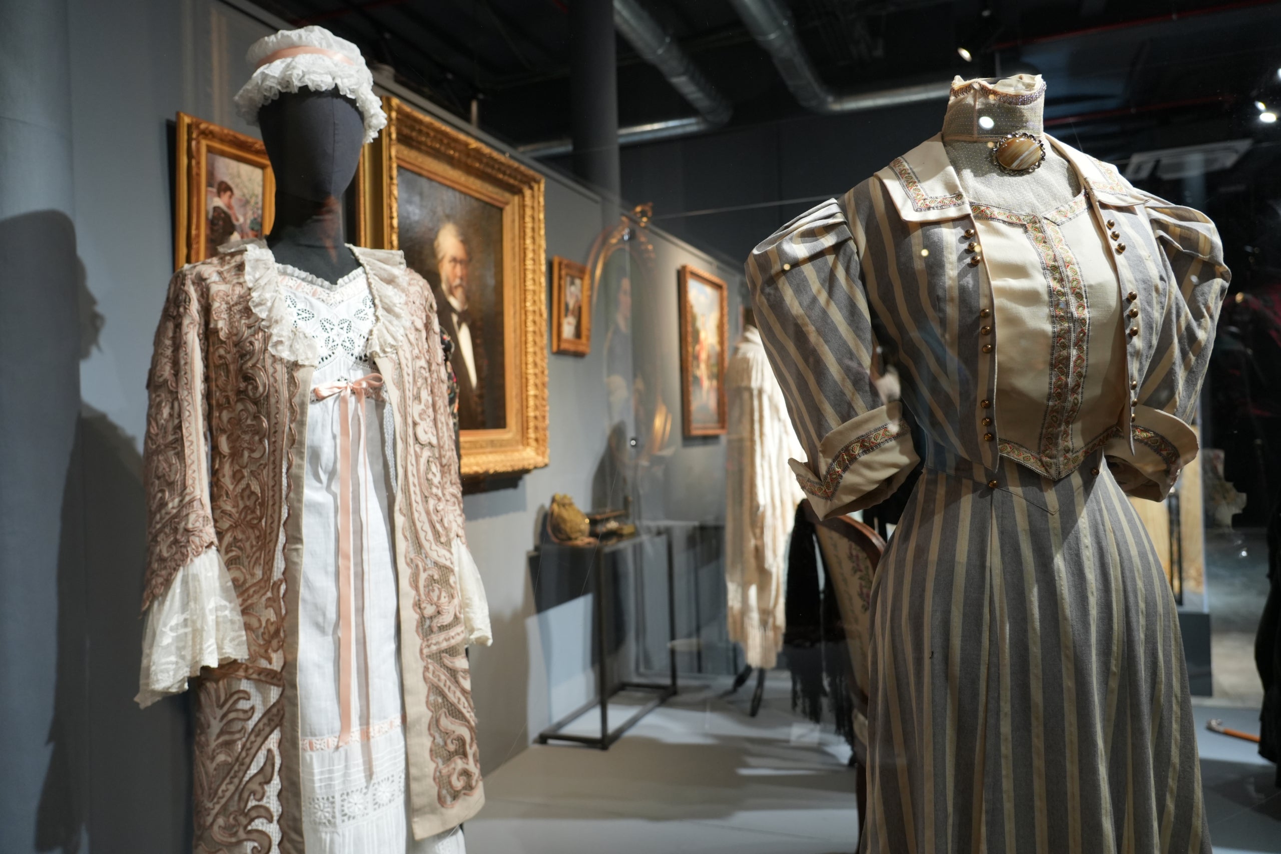 Dos dels vestits exposats al Victoria Museum de Barcelona | Eli Don (ACN)