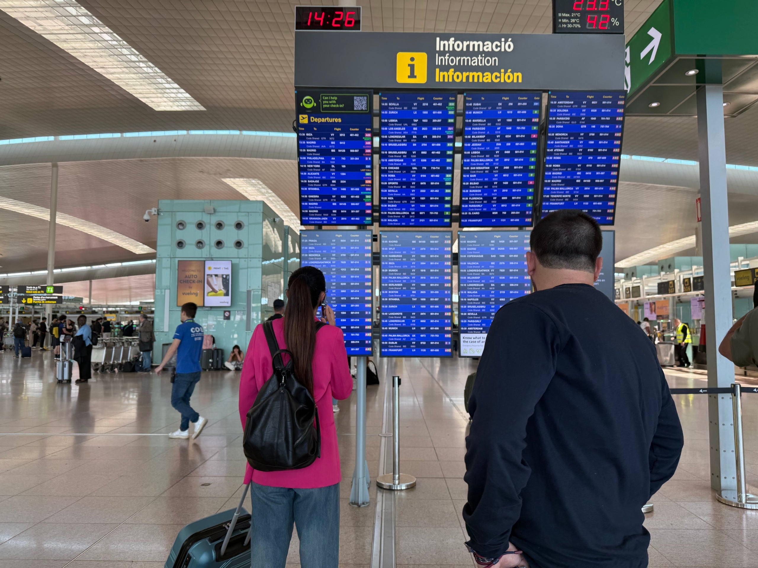 Dues persones comproven l'hora del seu vol a l'aeoroport del Prat / ACN