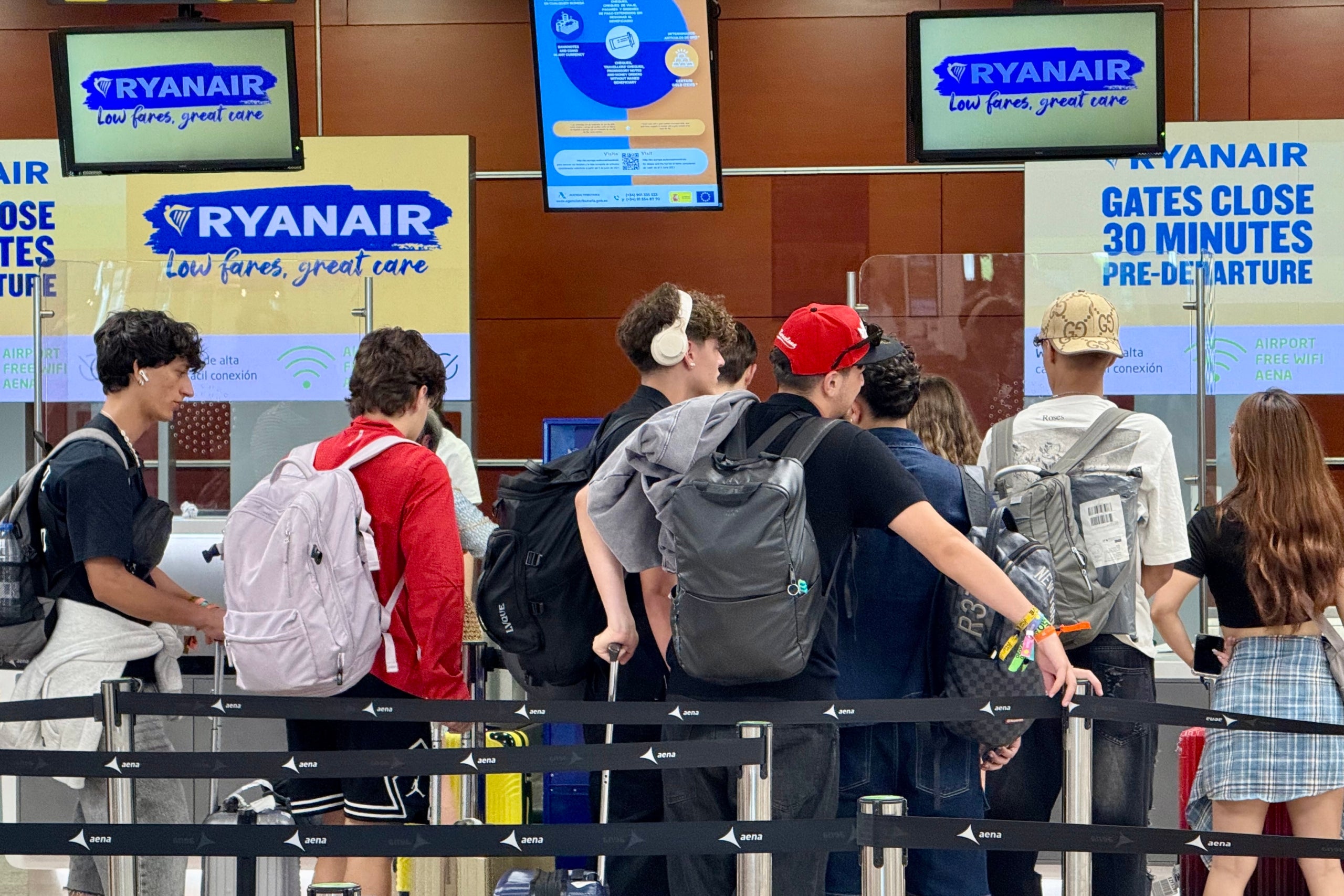 Cua dels taulells de Ryanair a la T2 de l'Aeroport del Prat / ACN