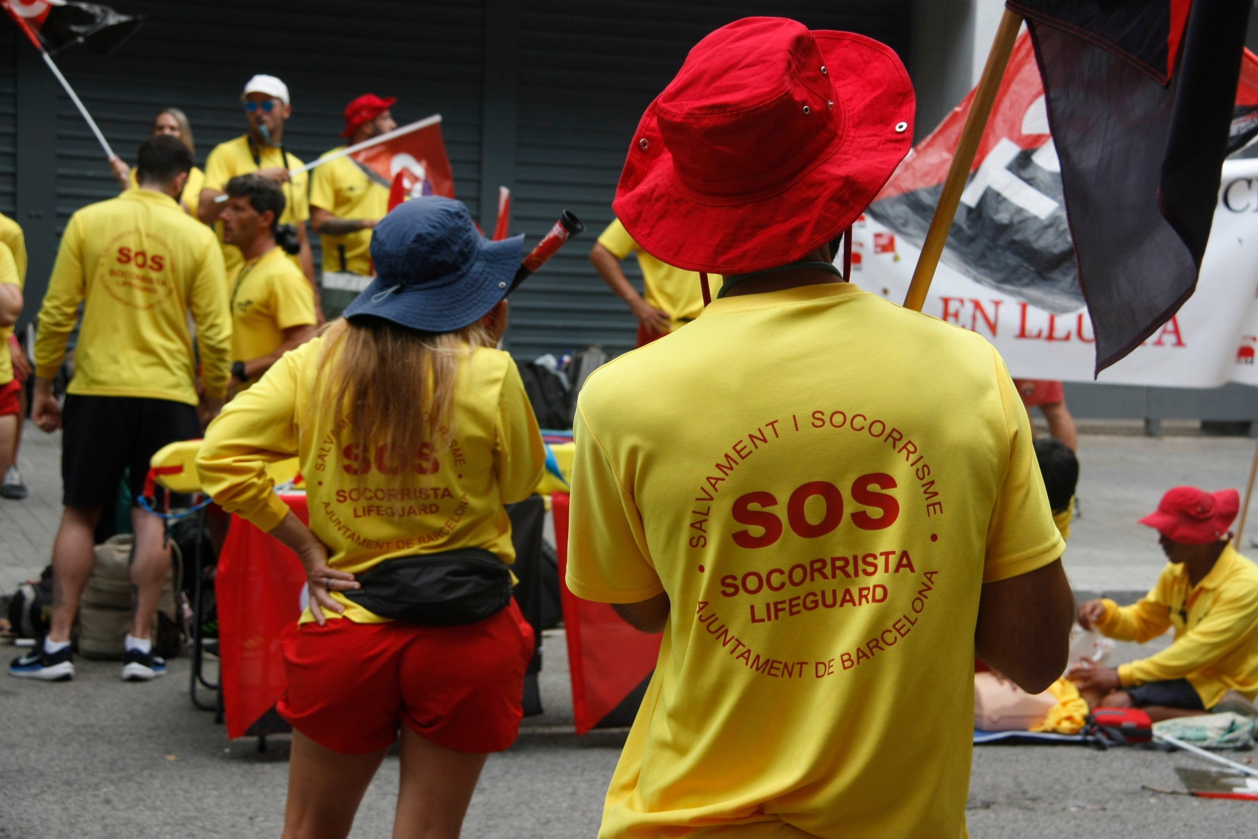 Concentració dels socorristes de les platges de Barcelona aquest dilluns davant la seu del PSC / Mònica Riu (ACN)