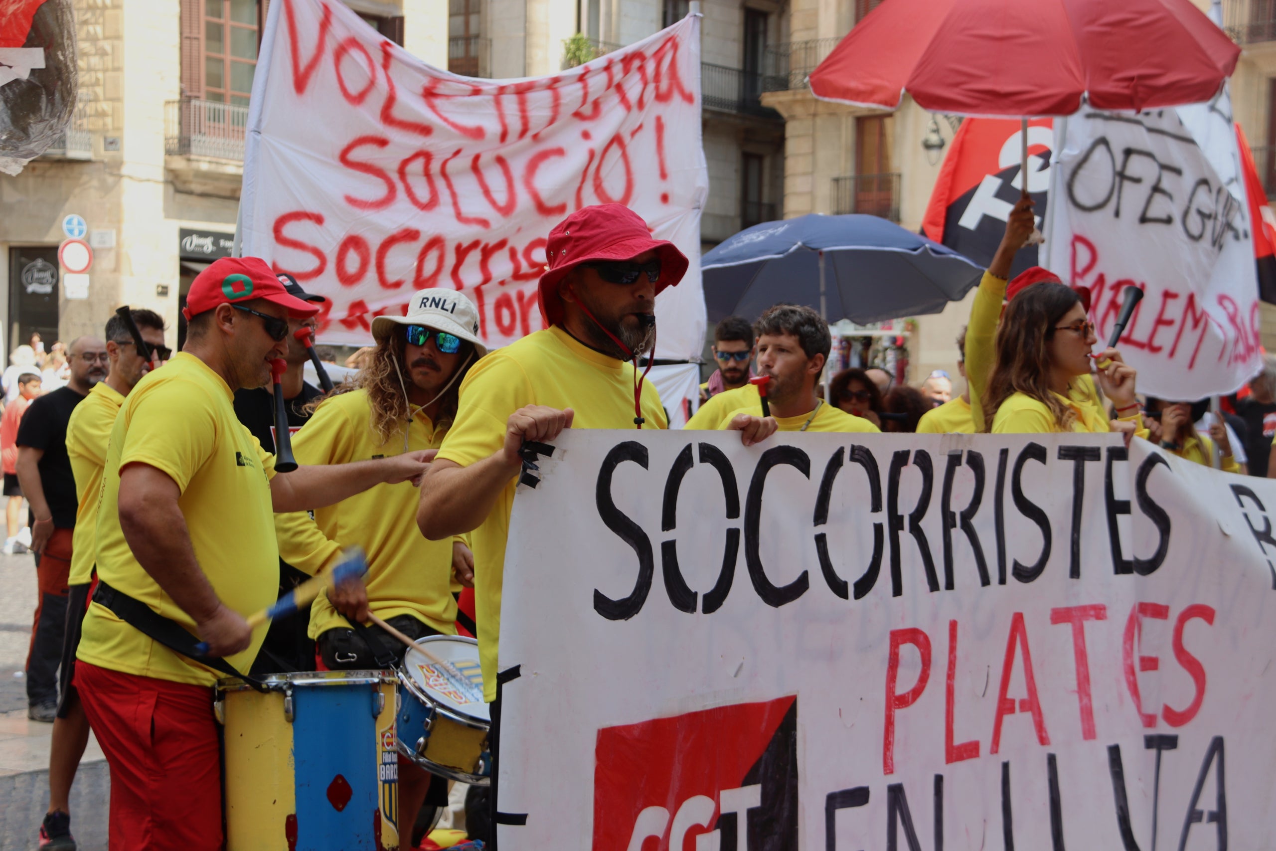 Los socorristas protestan en la Plaza de Sant Jaume de Barcelona en el 22º día de huelga. | Maria Rodríguez (ACN)