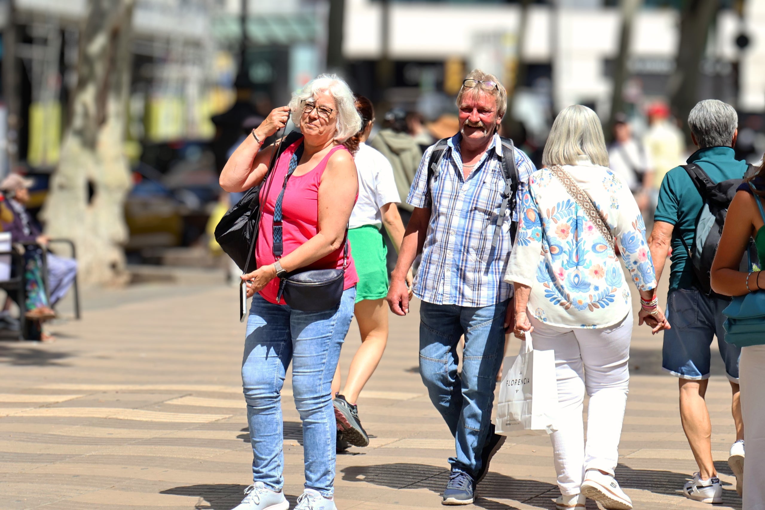 Turismo. Dos turistas aprovechan el buen tiempo para visitar las calles de Barcelona. / Marta Cardenal