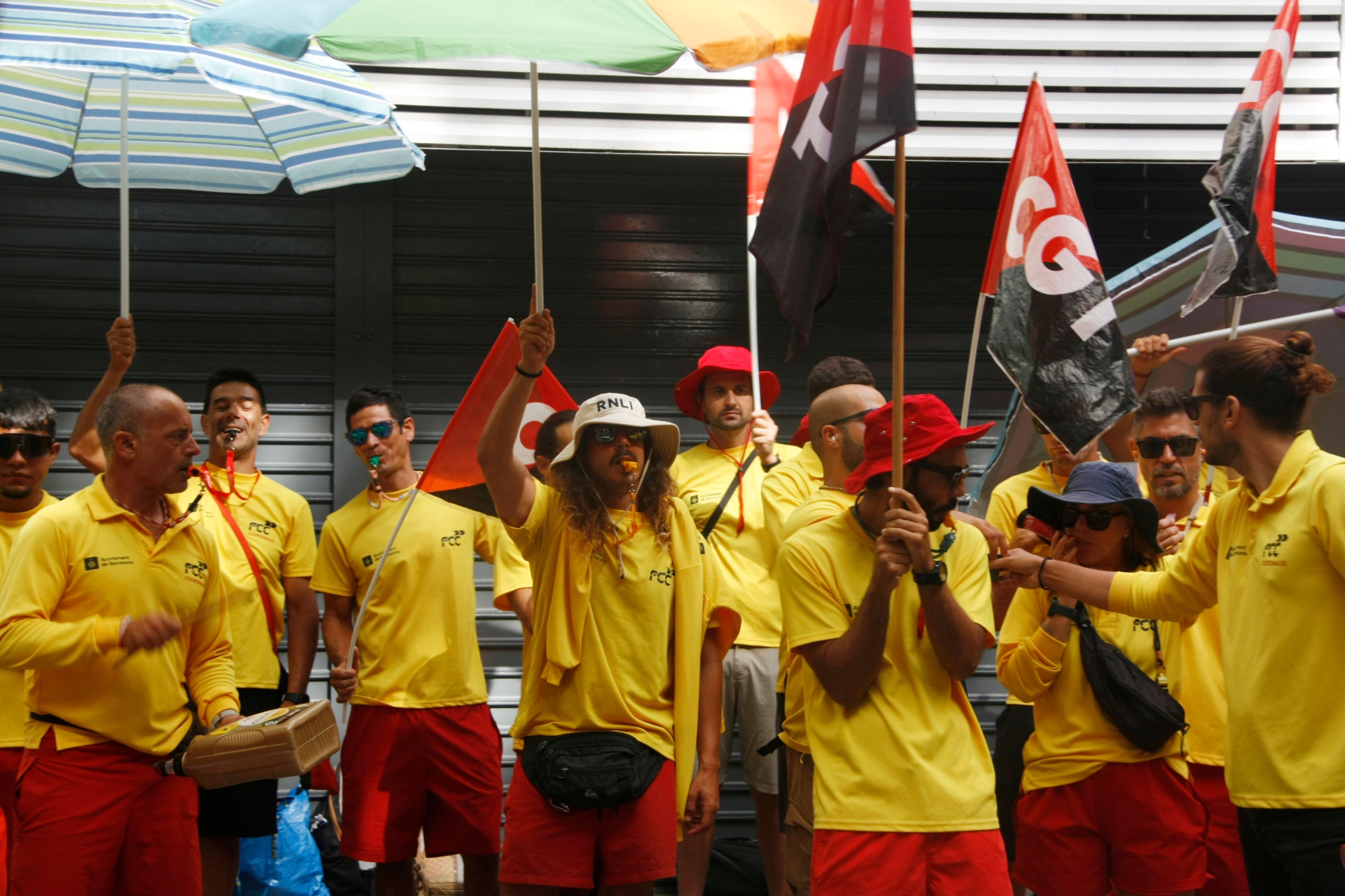 Socorristes protesten davant de la seu del PSC per reclamar un acord / ACN