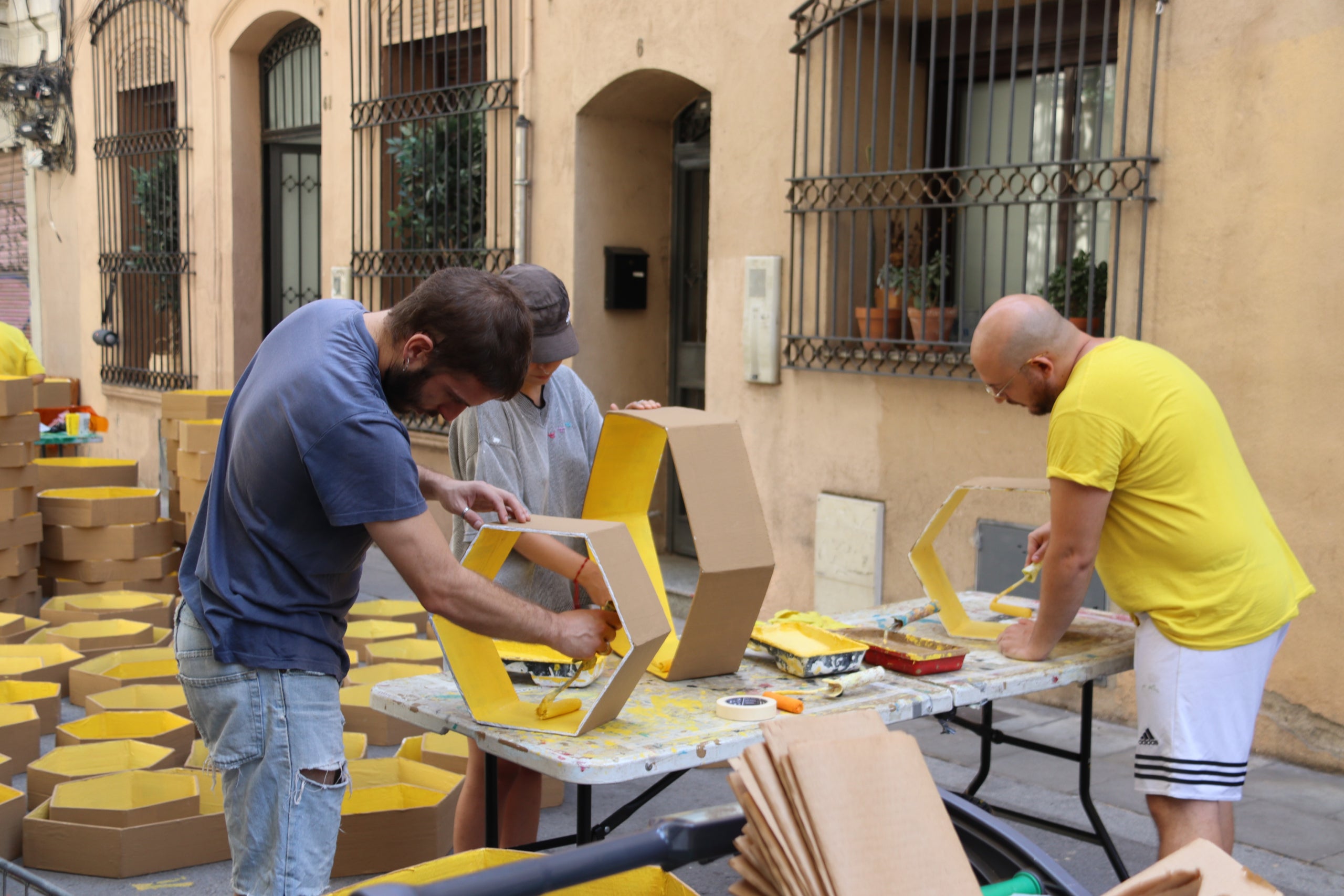 Vecinos de Gràcia ultiman los últimos detalles de los decorados antes de la fiesta mayor del barrio / Maria Pratdesaba (ACN)