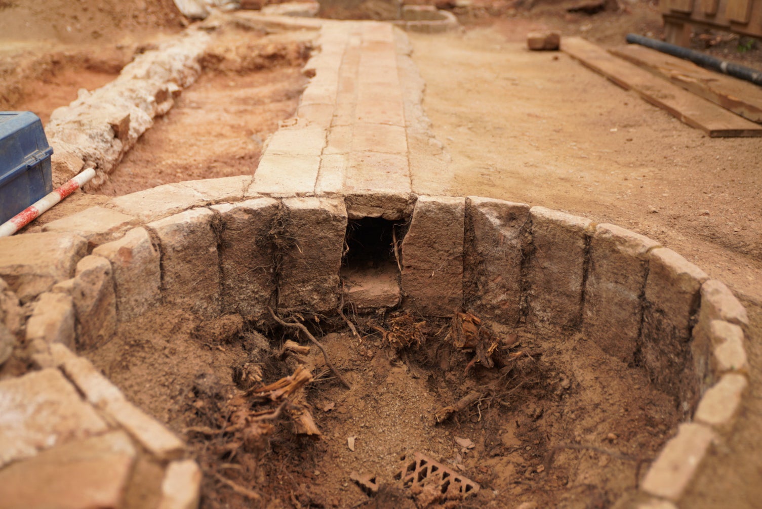 Restes del sistema de reg original del Laberint d'Horta que han aflorat durant la restauració del parc / Ajuntament de Barcelona