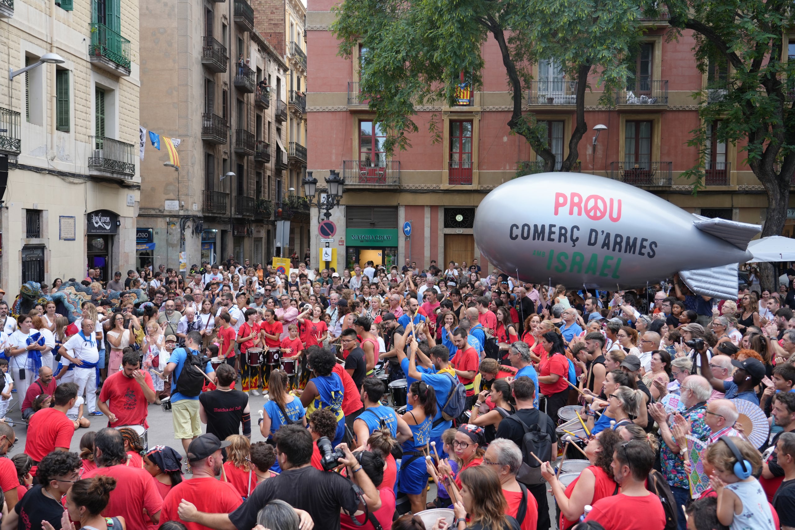 La plaça de la Vila de Gràcia plena de gom a gom pel pregó de la festa major del 2025, amb un míssil contra el genocidi de Gaza / ACN