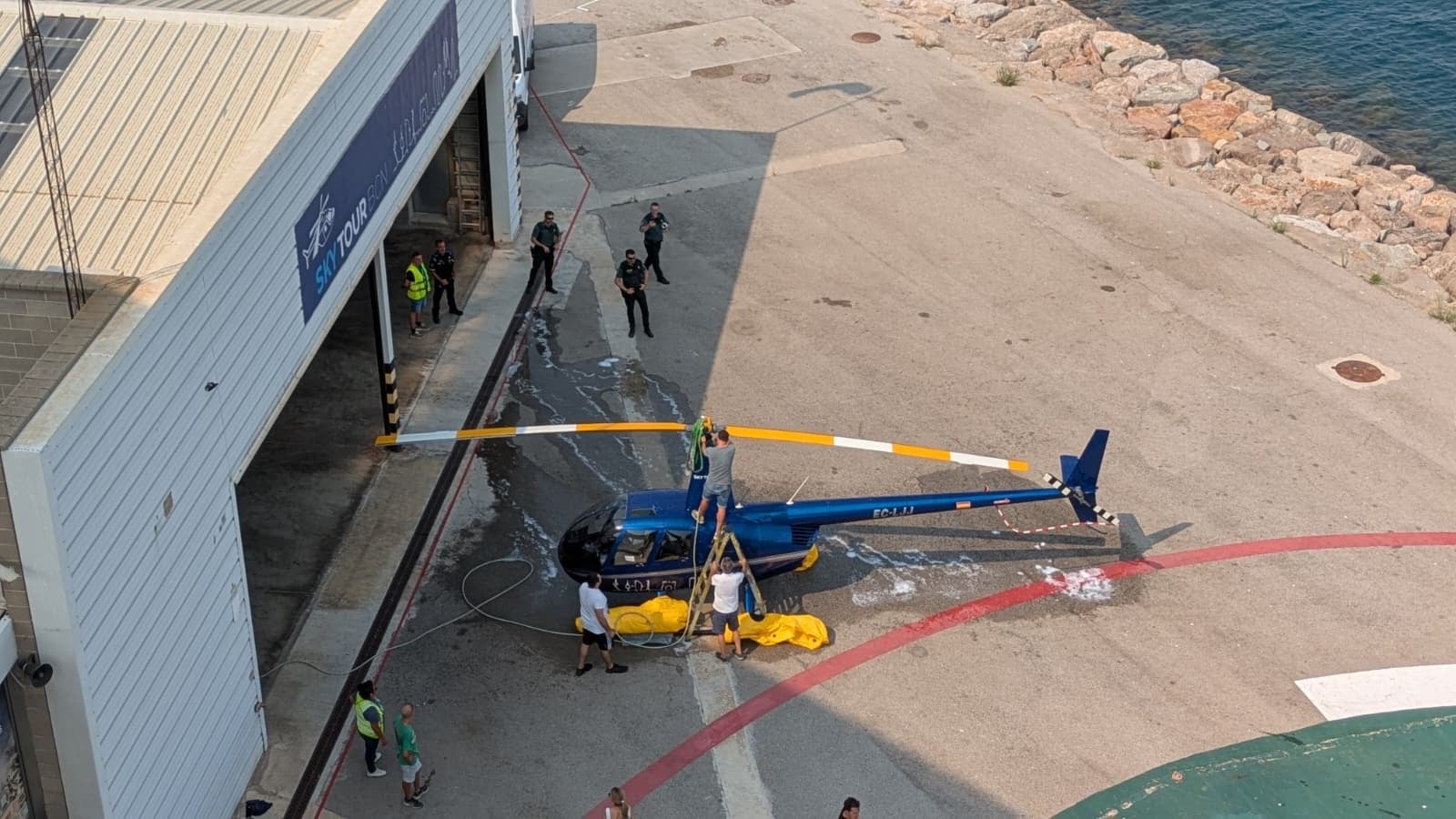L'helicòpter turístic accidentat a la platja de la Barceloneta / EP