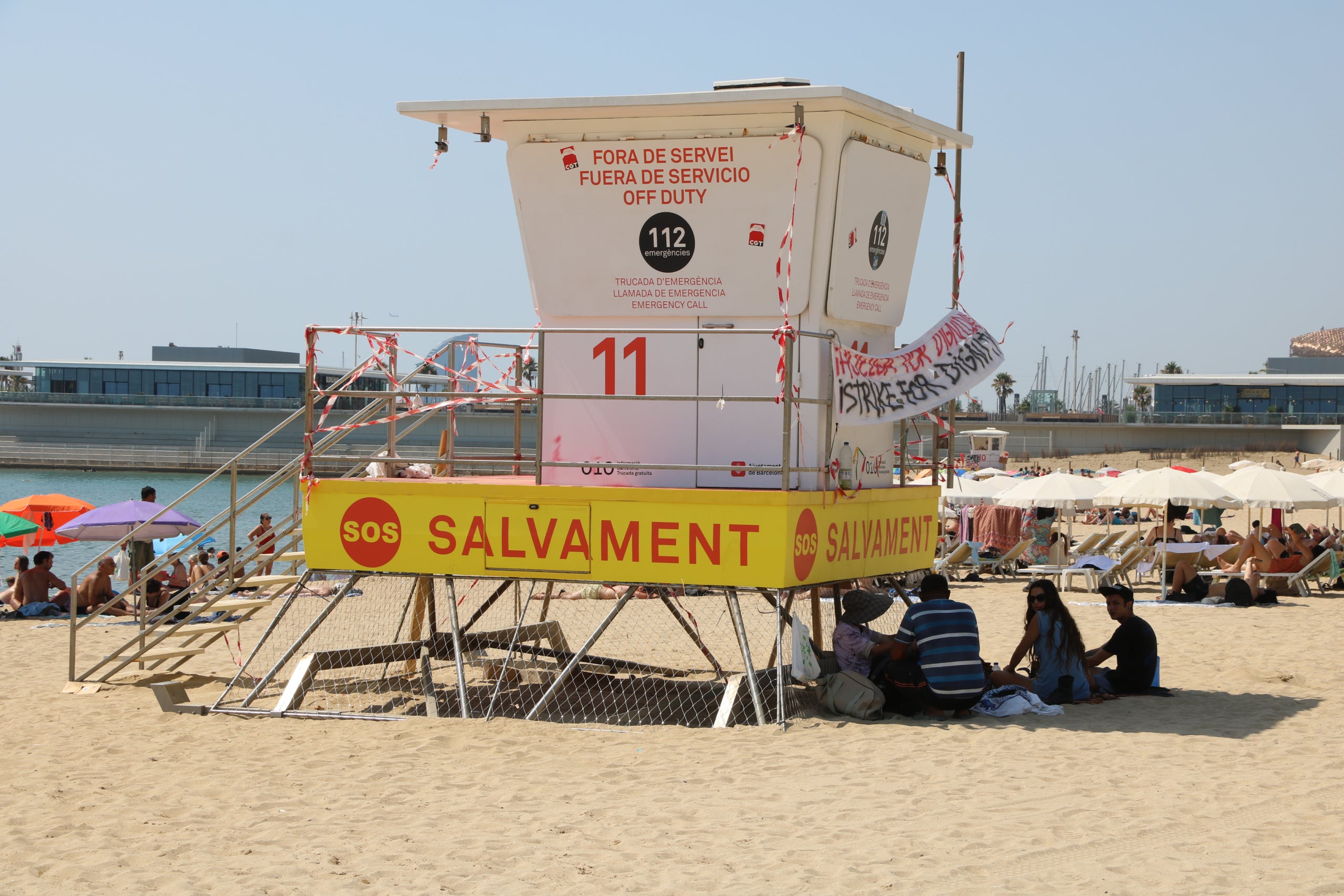 Una torre de socorristas en la playa del Bogatell cerrada por la huelga | Jordi Bataller i Eudald Sanz (ACN)