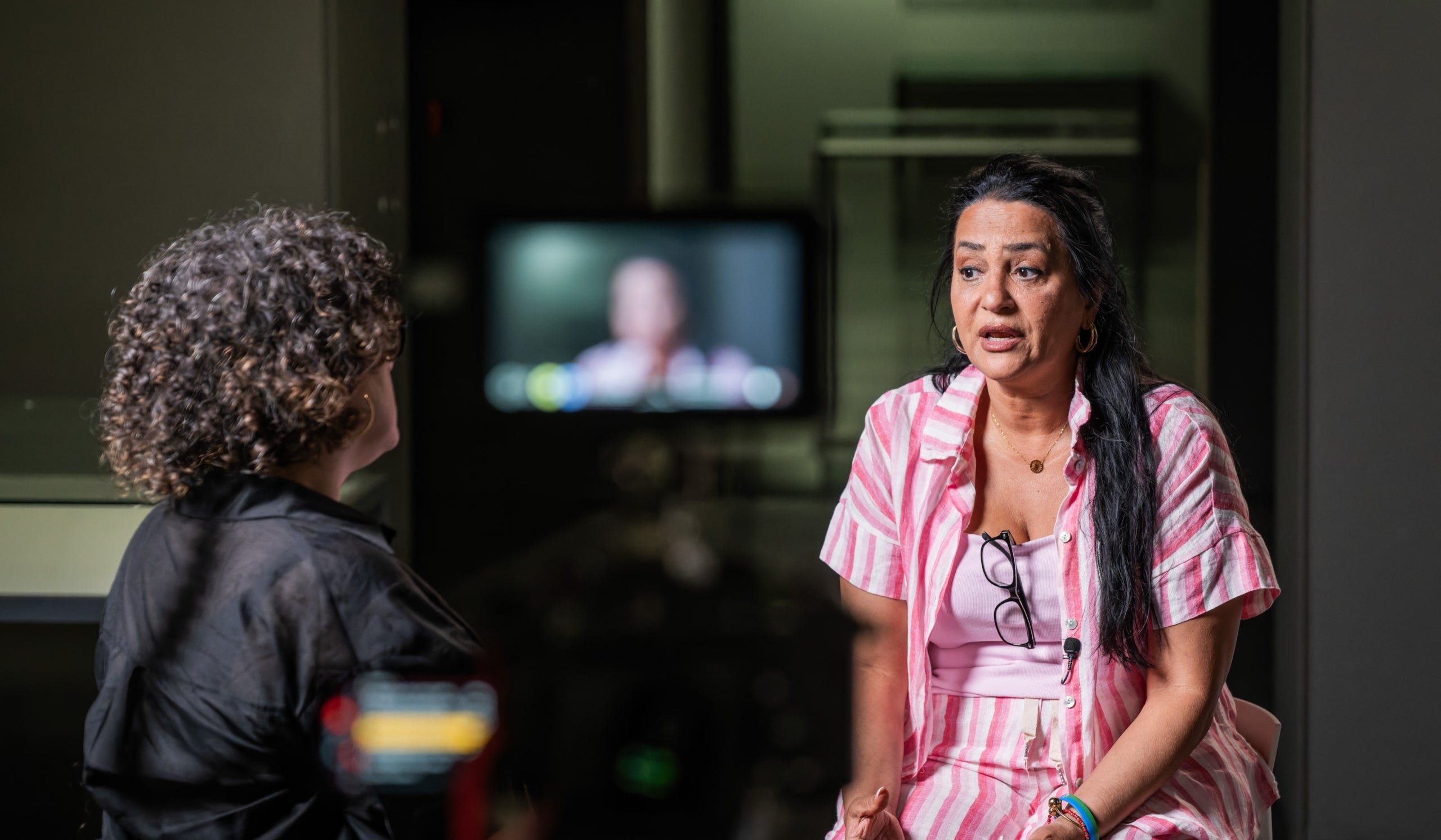 L’activista gitana Paqui Perona, en un moment de l’entrevista realitzada per Raquel Castellà, conservadora del MHC i responsable de l’exposició. / MHC (Pep Herrero)