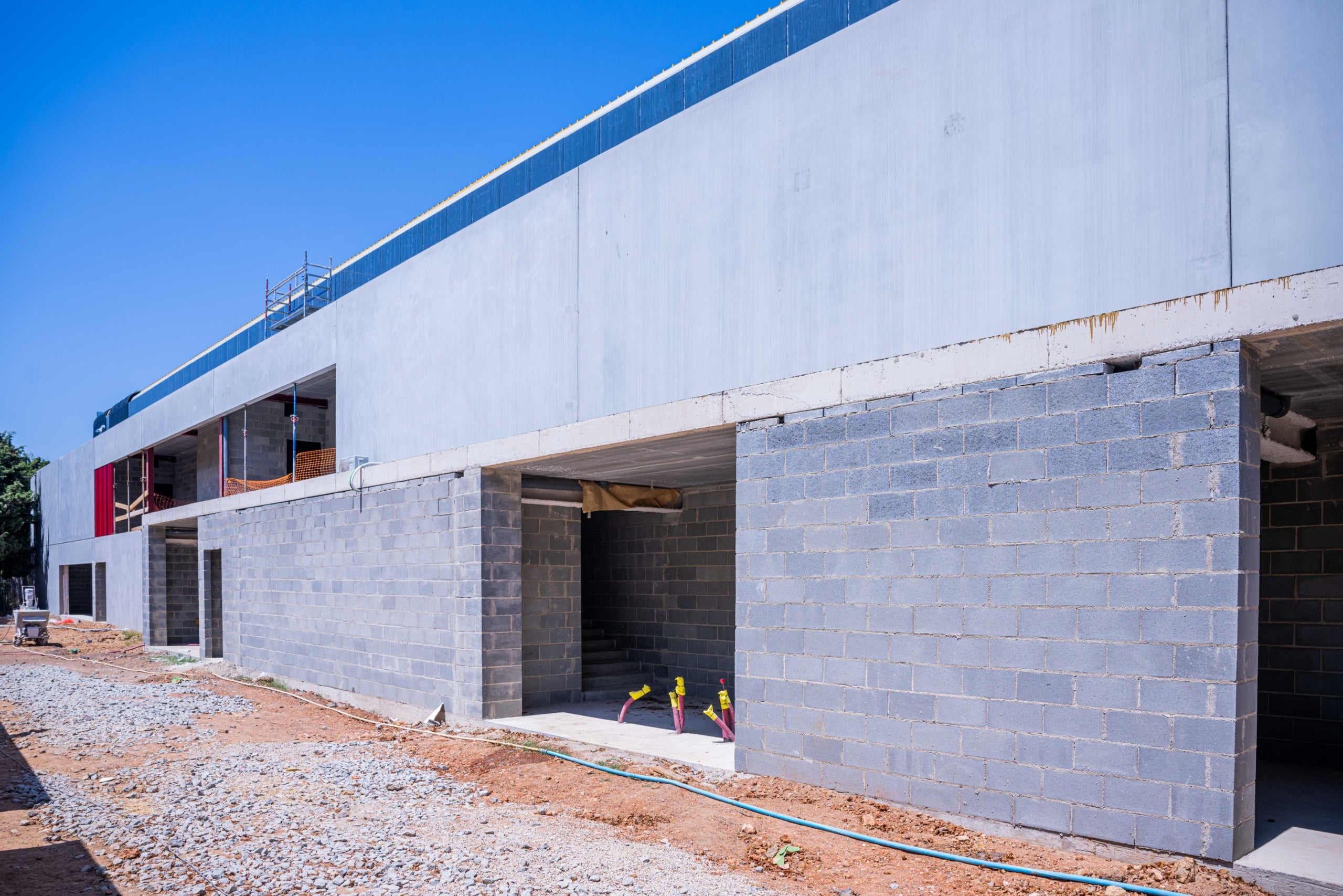 Les obres per construir la nova pista de gel del FC Barcelona a les instal·lacions esportives que la Universitat de Barcelona (UB) avancen a bon ritme / FC Barcelona