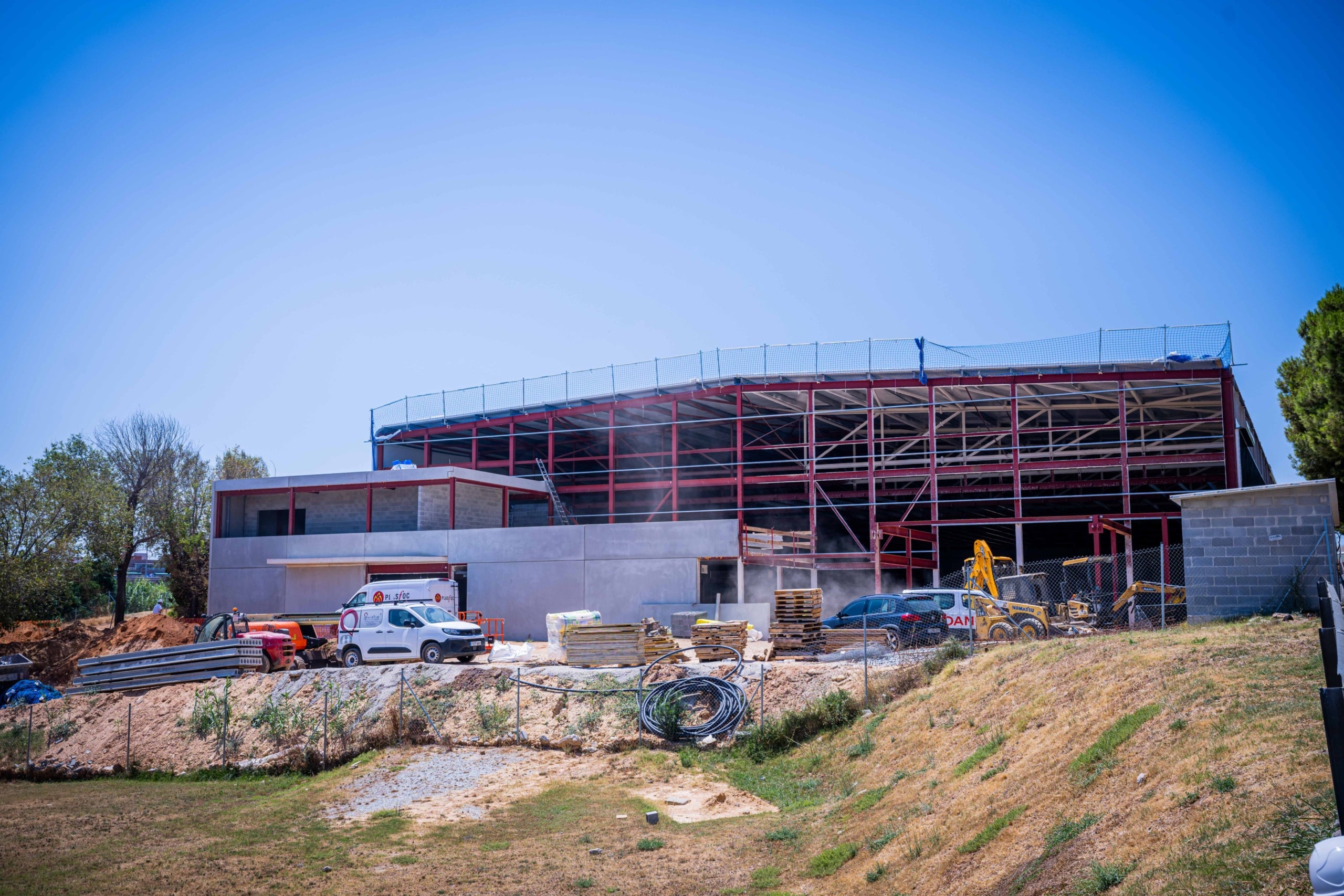 Les obres per construir la nova pista de gel del FC Barcelona a les instal·lacions esportives que la Universitat de Barcelona (UB) avancen a bon ritme / FC Barcelona