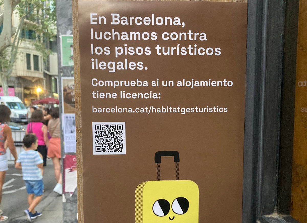 El cartel solo en español que el Ayuntamiento habría colocado contra los pisos turísticos | Elisenda Graell/Junts x Cat Gràcia
