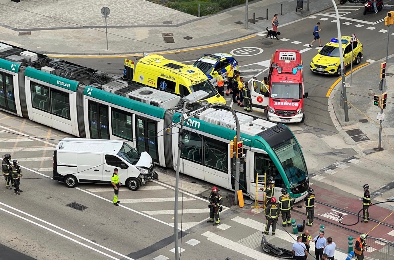 Imagen del choque entre una furgoneta y el Tram en la Diagonal / Jordi Català