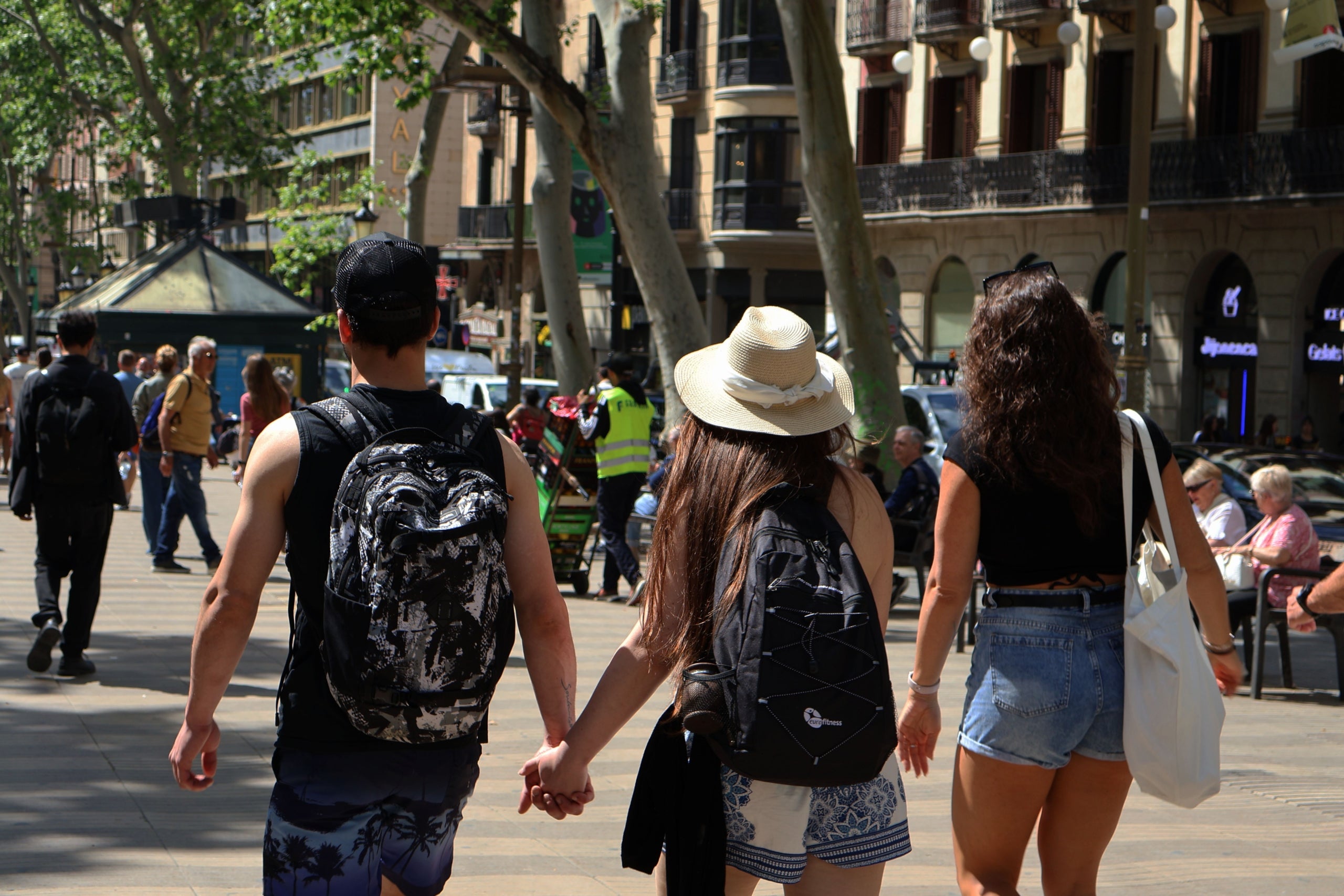 Turisme i calor. Vianants amb màniga curta aprofiten el bon temps als carrers de Barcelona. / Marta Cardenal