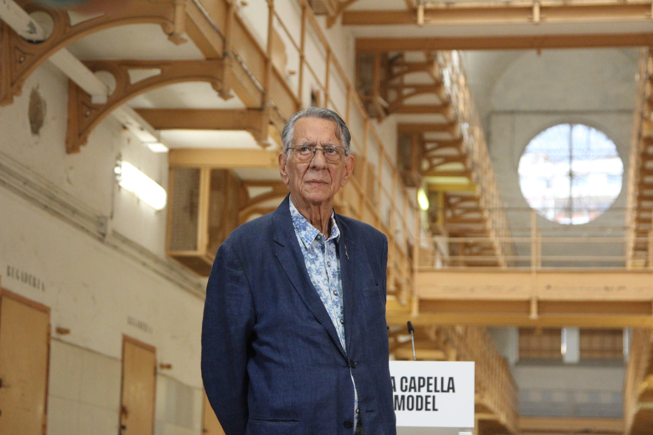Gabriel Gómez, hijo del magnífico cartelista y sindicalista Helios Gómez, autor de la capilla gitana de la Model / A.R.