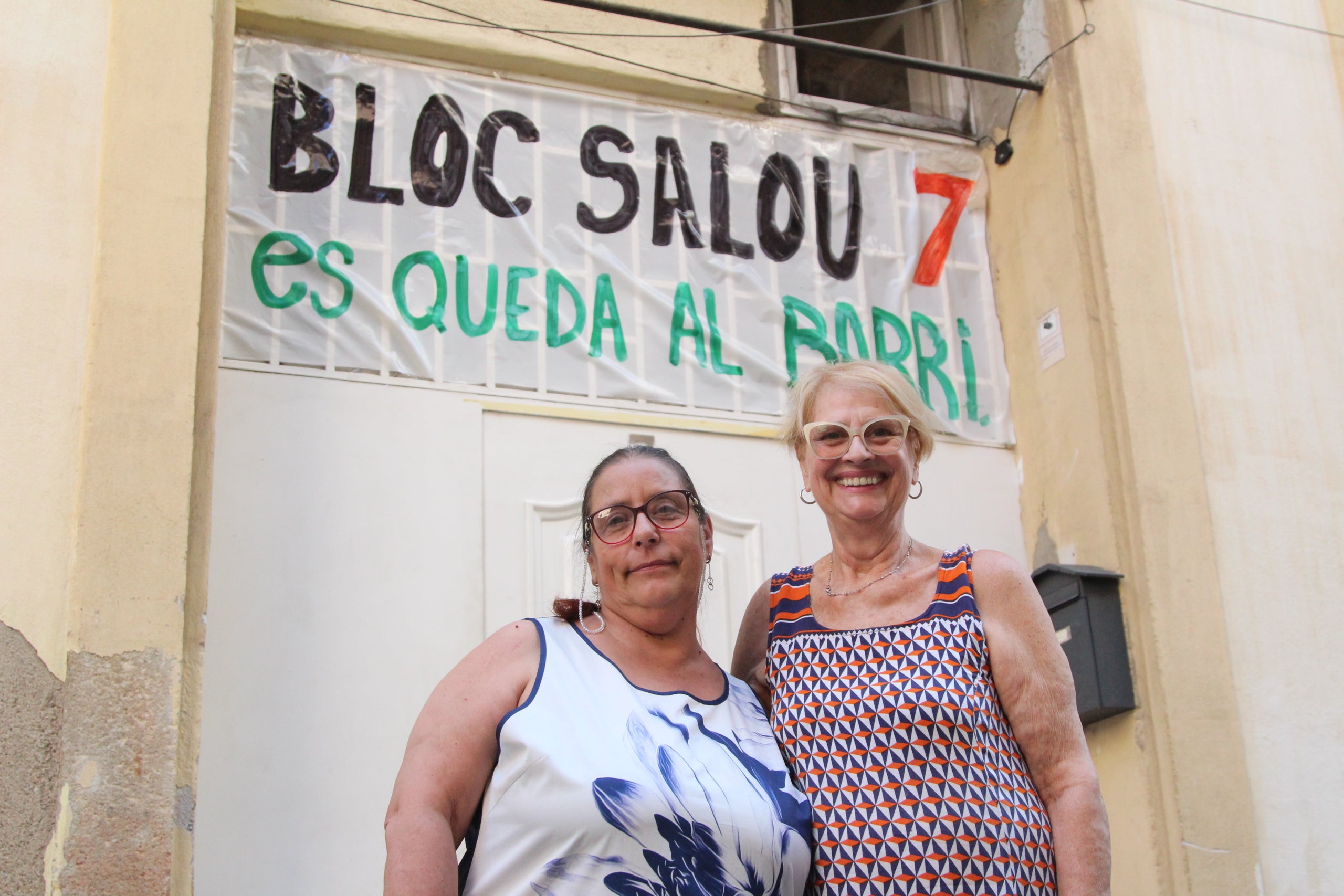 La Rosa Rosa i la Yolanda Vidal fotografiades davant de la façana del bloc del número 7 del carrer de Salou, a Sants / A.R.