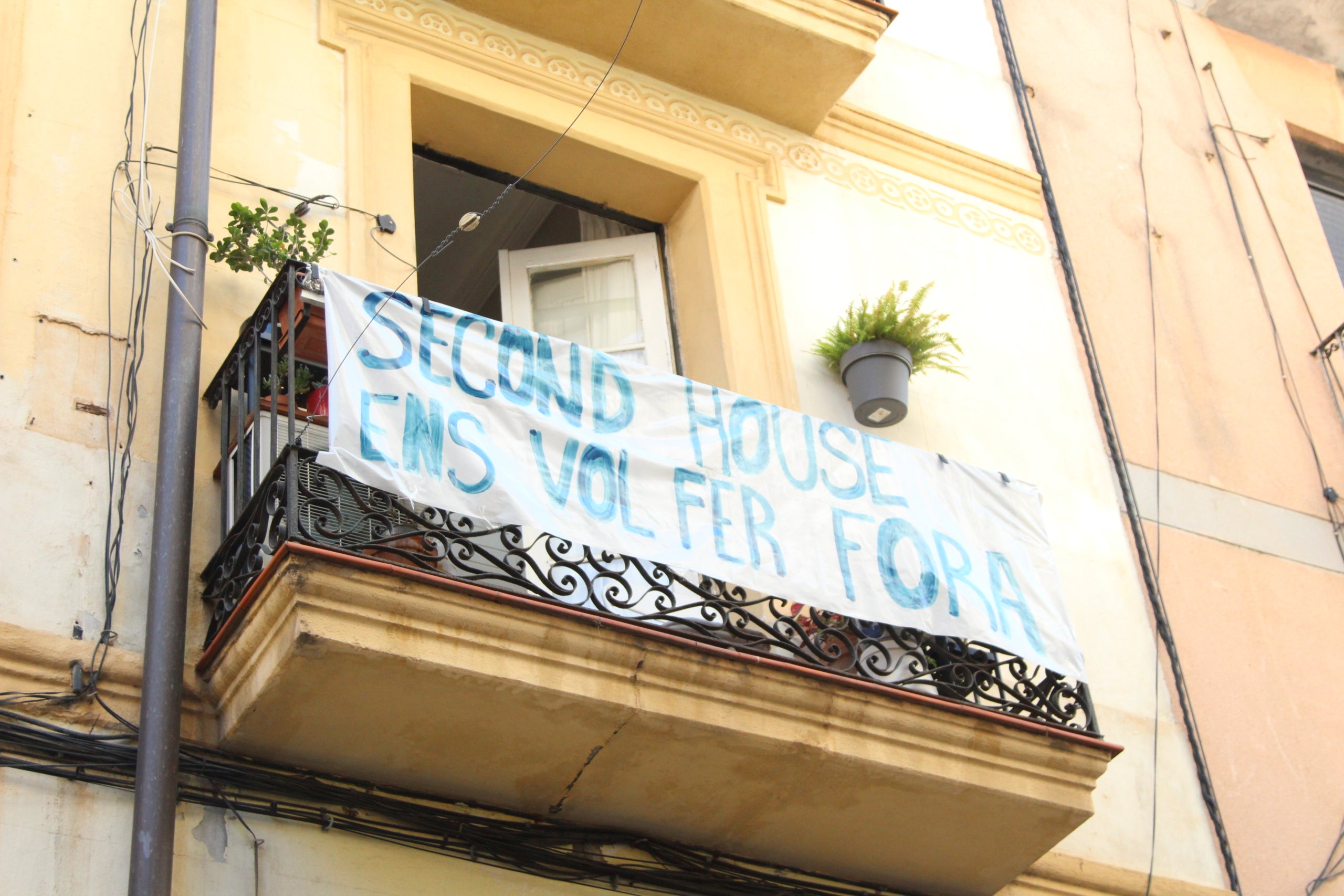 Pancartes a la façana principal del bloc del número 7 del carrer de Salou, a Sants / A.R.