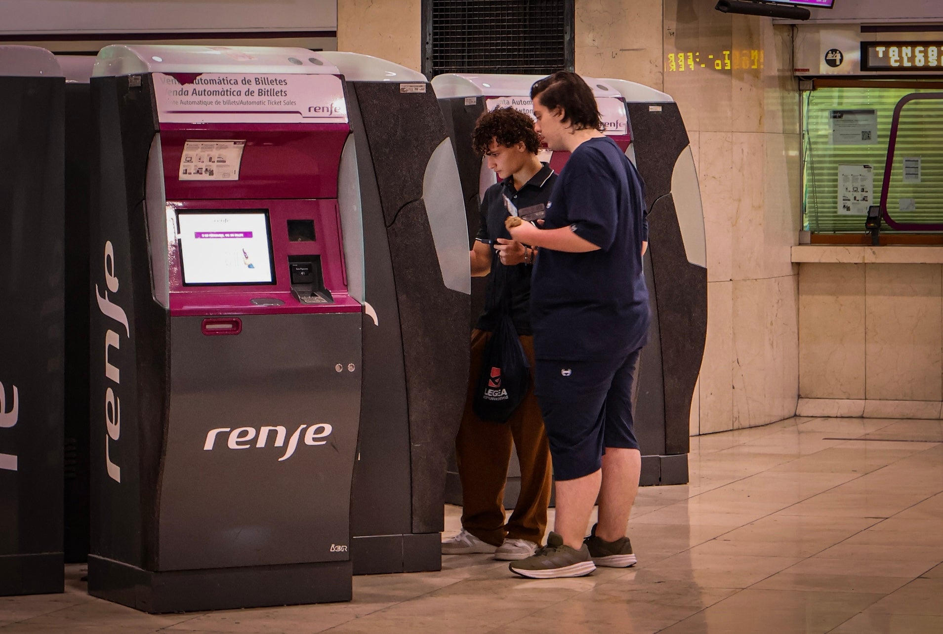 Retards AVE. Usuaris dels trens AVE consulten els horaris i bitllets a l'estació de Sants, a Barcelona. / Marta Cardenal