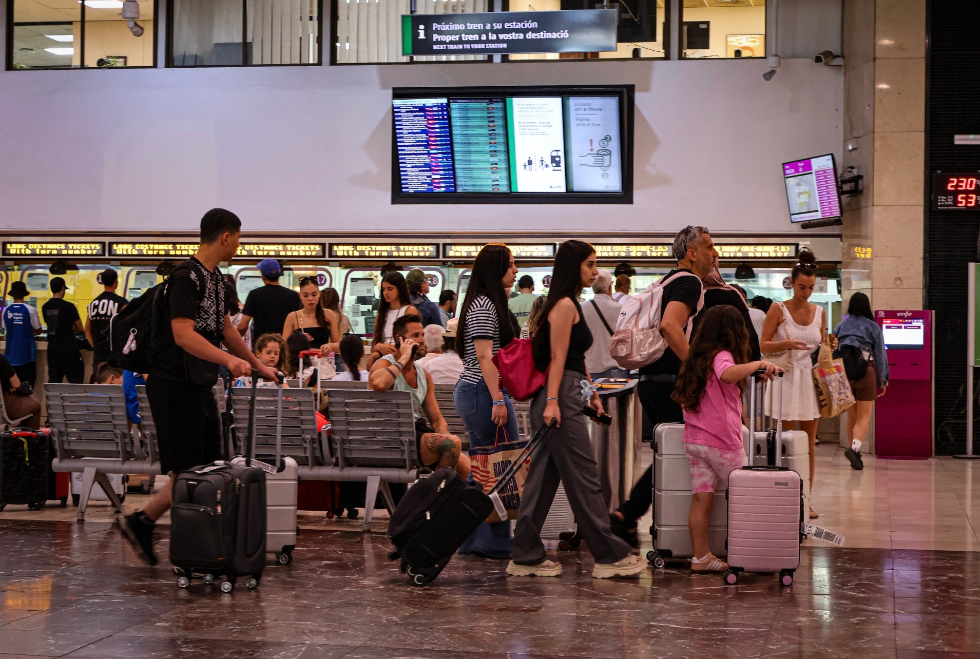 Retards AVE. Passatgers de l'AVE esperen el tren a l'estació de Sants de Barcelona, afectats pels retards en el servei. / Marta Cardenal