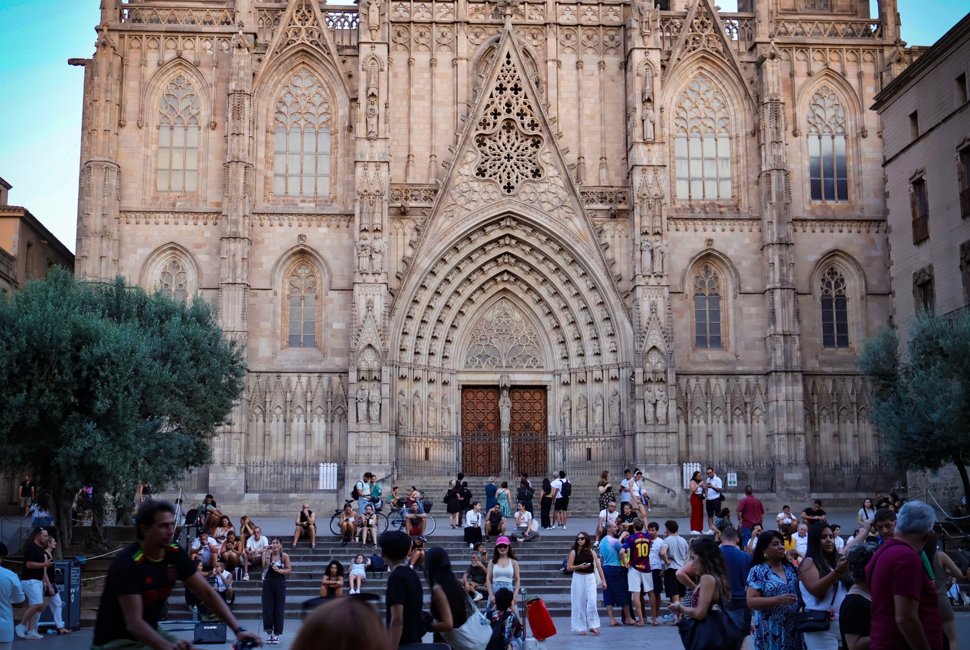 Turisme. Aglomeració de turistes passejant al voltant de la Catedral de Barcelona. / Marta Cardenal