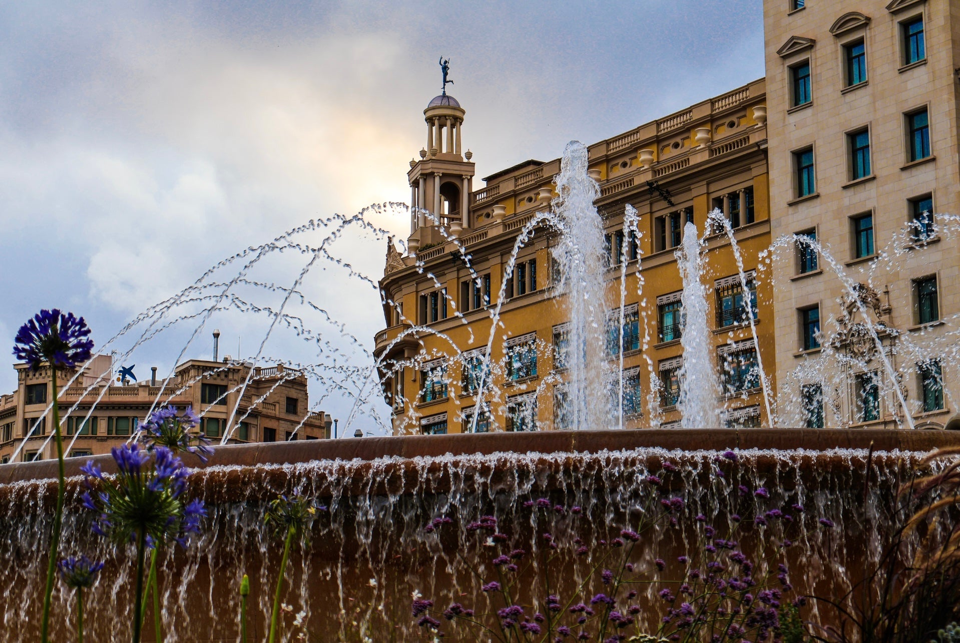 Las fuentes de la Plaza de Cataluña en Barcelona vuelven a fluir después de un período de sequía. 11.08.2025 / Marta Cardenal