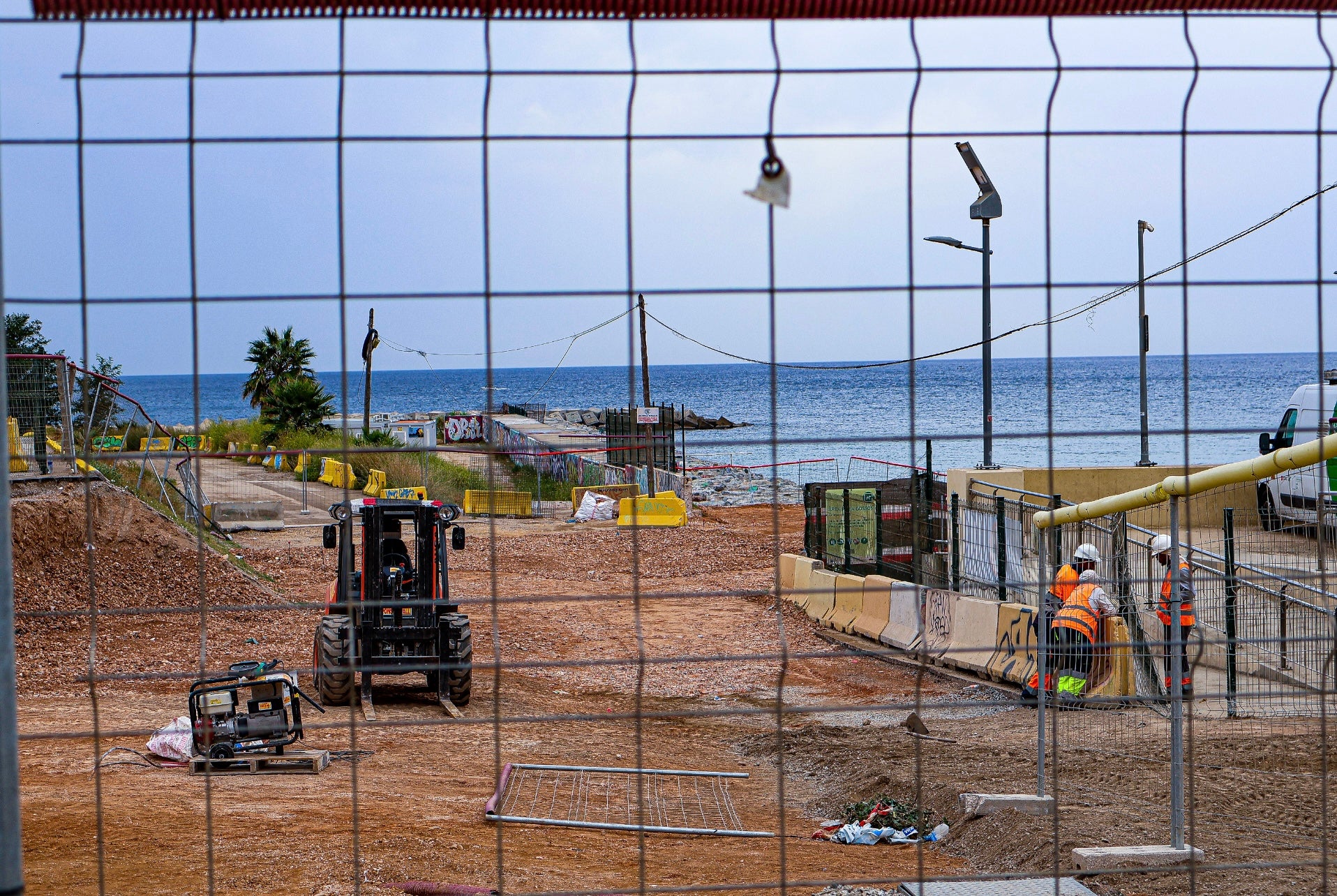 Imatge de les obres de reurbanització del tram central del Passeig Marítim de la Mar Bella, entre el carrer Bac de Roda i la Plataforma Marina del Fòrum. / Marta Cardenal