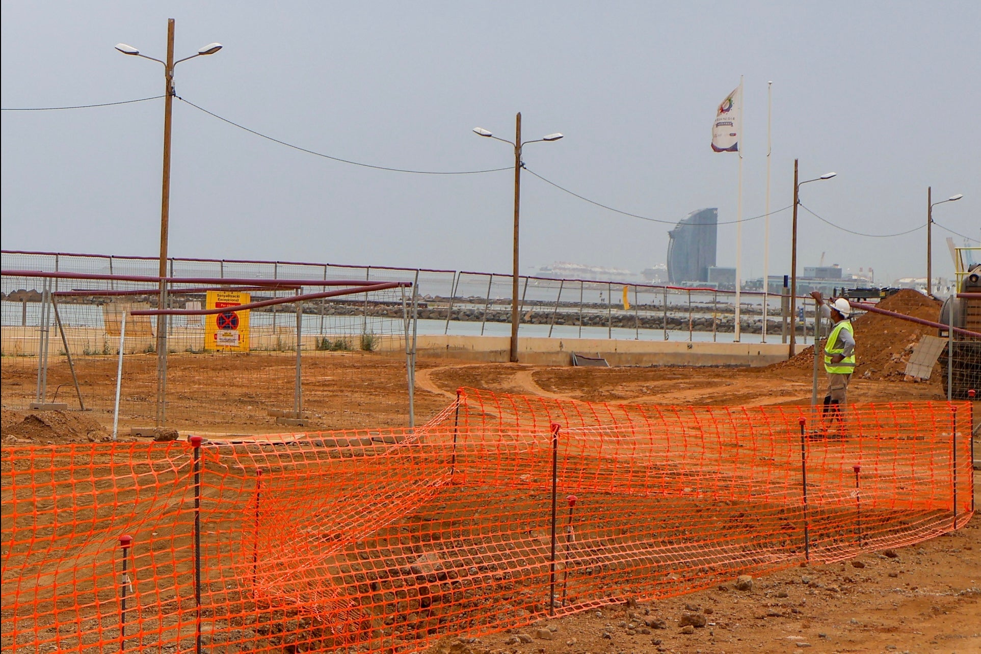 Imatge de les obres de reurbanització del tram central del Passeig Marítim de la Mar Bella, entre el carrer Bac de Roda i la Plataforma Marina del Fòrum. / Marta Cardenal